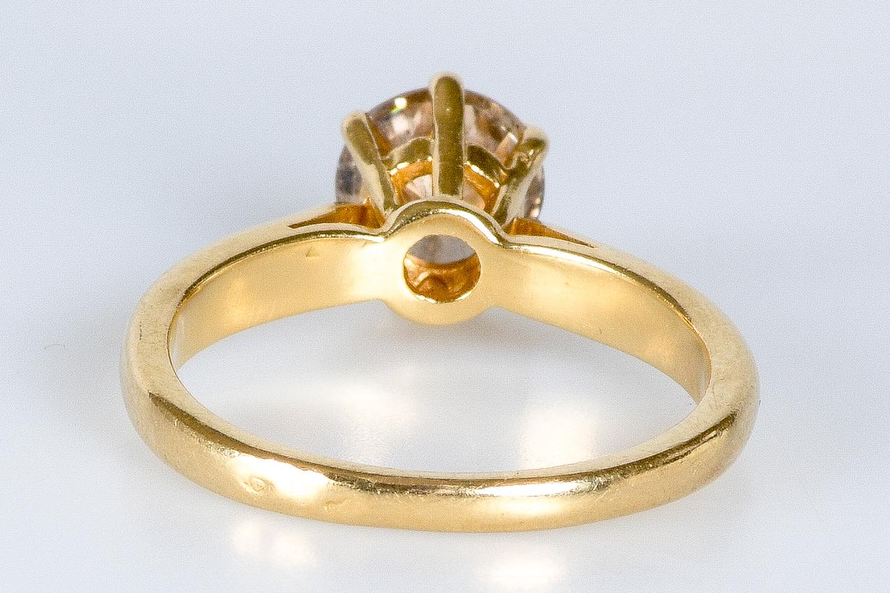 Solitär-Hochzeitsring aus 18 Karat Gold mit 1 Diamant im Rundschliff  im Angebot 4