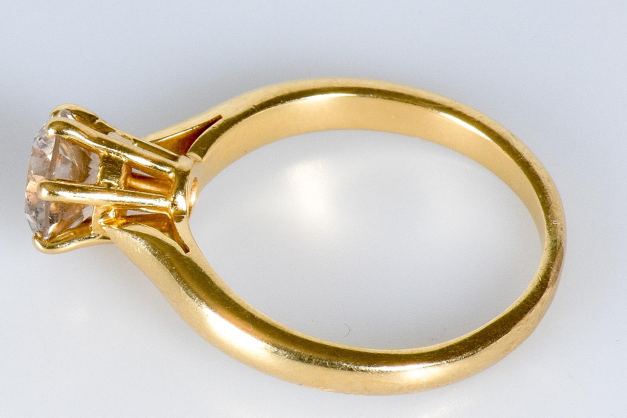 Alianza solitaria de oro de 18 quilates engastada con 1 diamante talla redonda  en venta 4