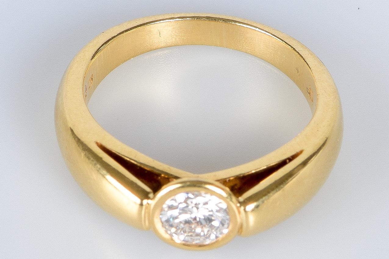 Solitaire wedding band ring, in 18 carat gold, set with 1 Round Brilliant diamond of 0.53 carat Colour: F Clarity: VS1. 

 For a total of 0.53 carats.                                           

Diamond quality
Colour: F
Clarity : VS1

Weight : 6,94
