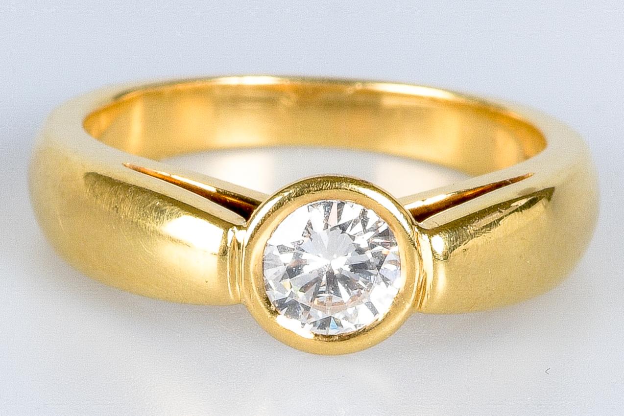 Round Cut Solitaire wedding ring in yellow gold For Sale