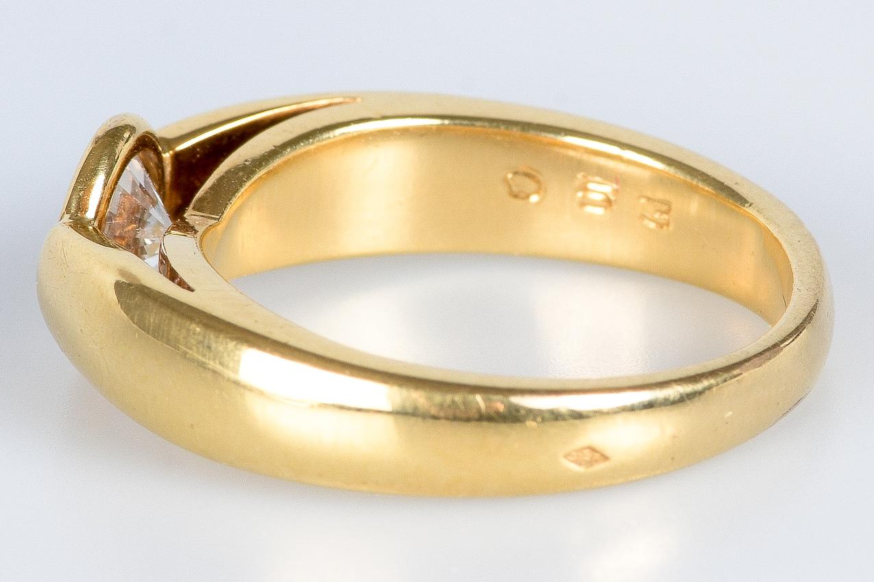 Solitaire wedding ring in yellow gold For Sale 3