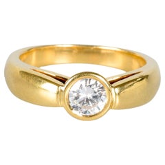 Solitaire wedding ring in yellow gold