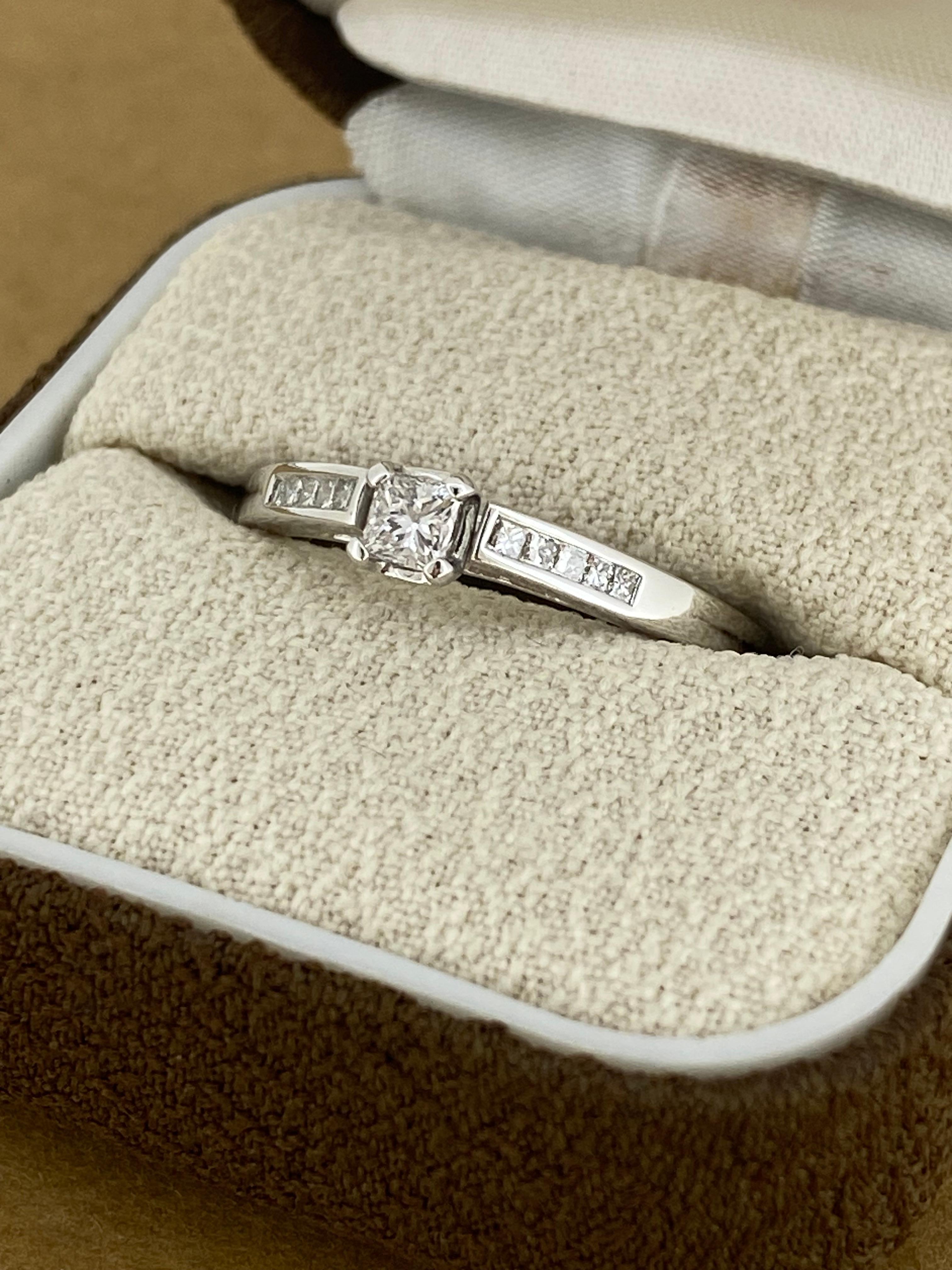 Solitaire with Accents Princess Cut Diamond Engagement Ring in 18K White Gold In Excellent Condition For Sale In MELBOURNE, AU