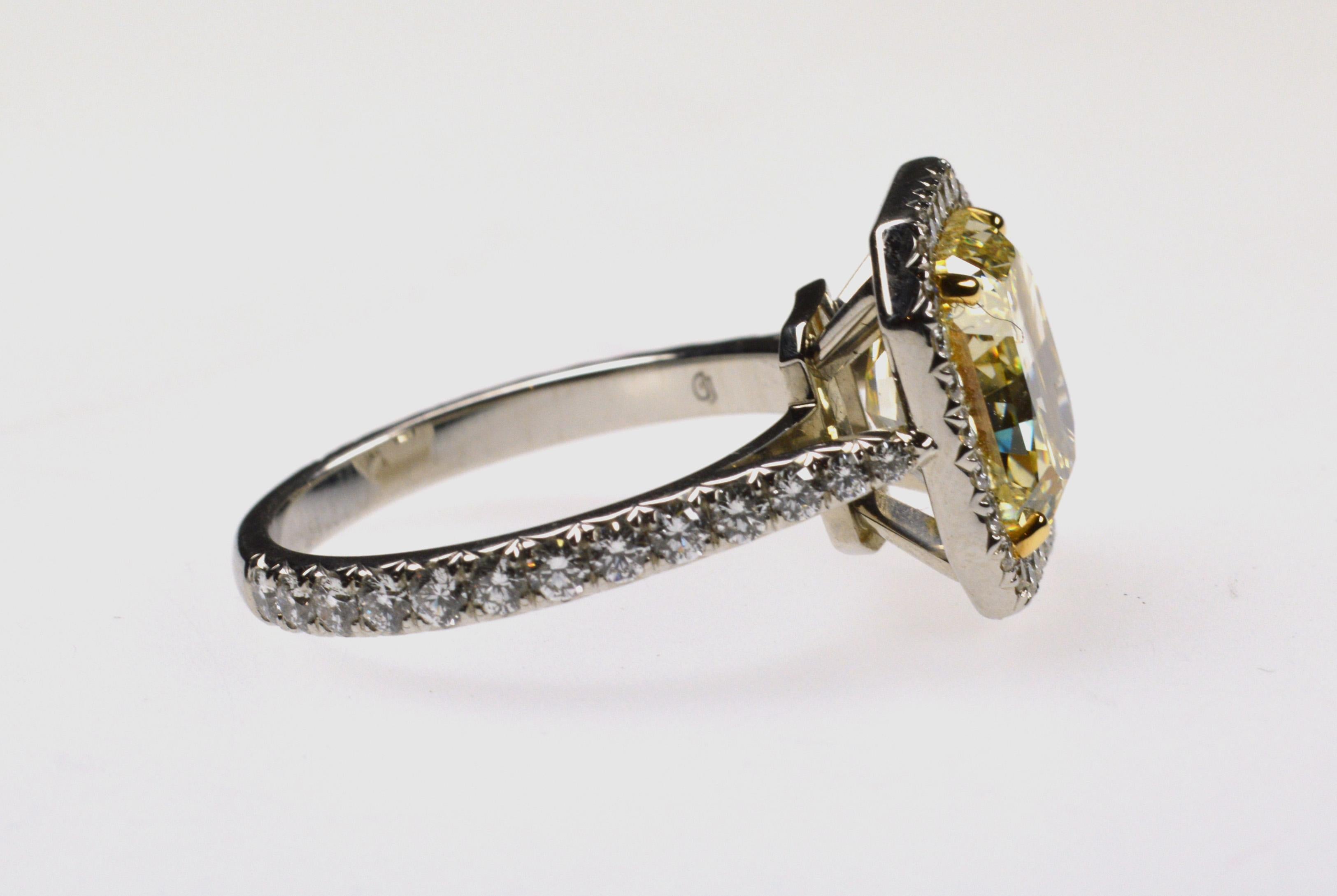 Solitaire Yellow Diamond Ring In New Condition For Sale In Zurich, CH