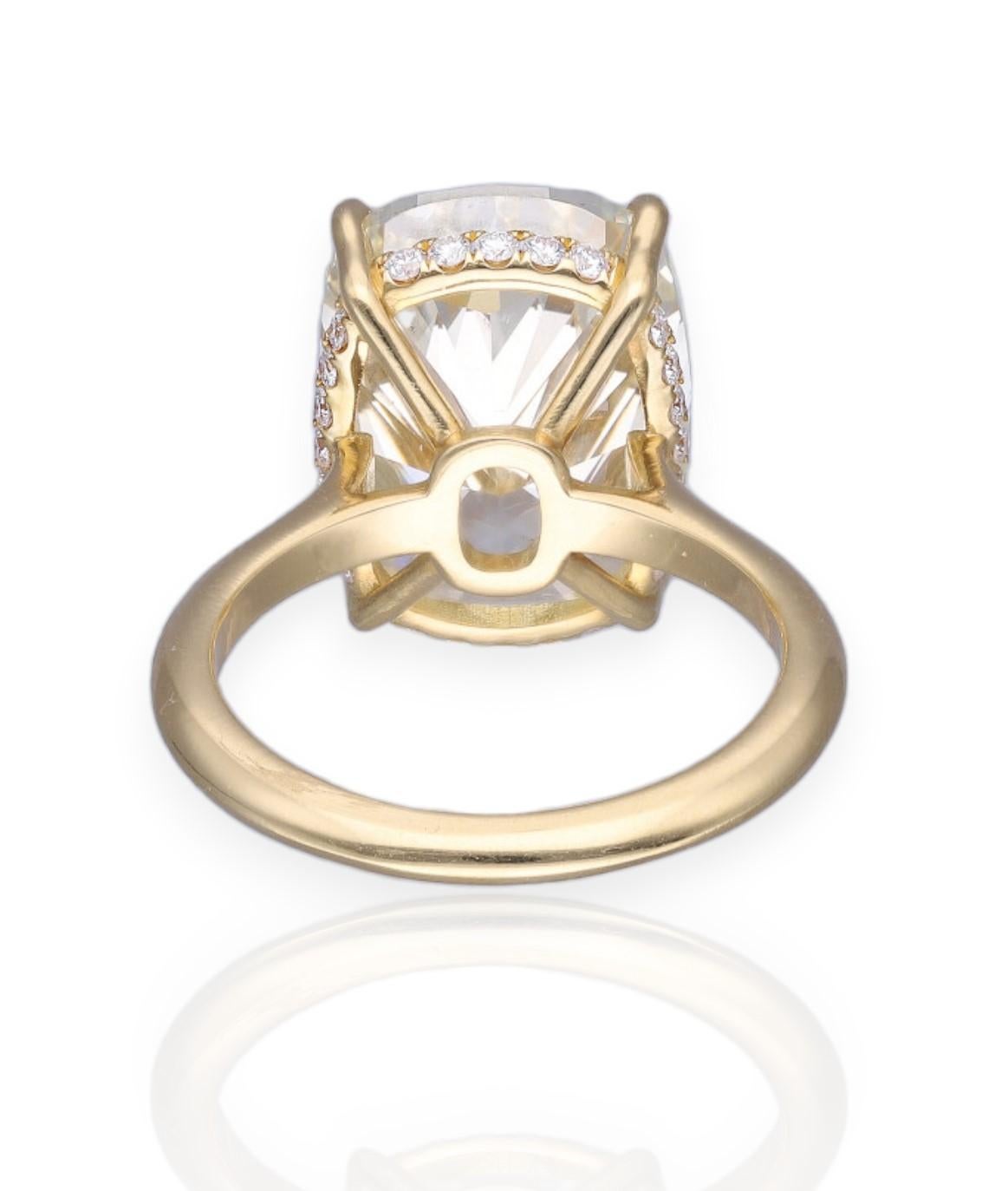 Anillo de diamantes talla cojín de 10 ct con halo oculto en oro amarillo de 18 ct.
Talla cojín certificada por HRD Amberes en color L claridad VS2
HRD certificado número 210000000611 10.10cts 

El halo tiene 0,21cts de diamantes

El anillo puede