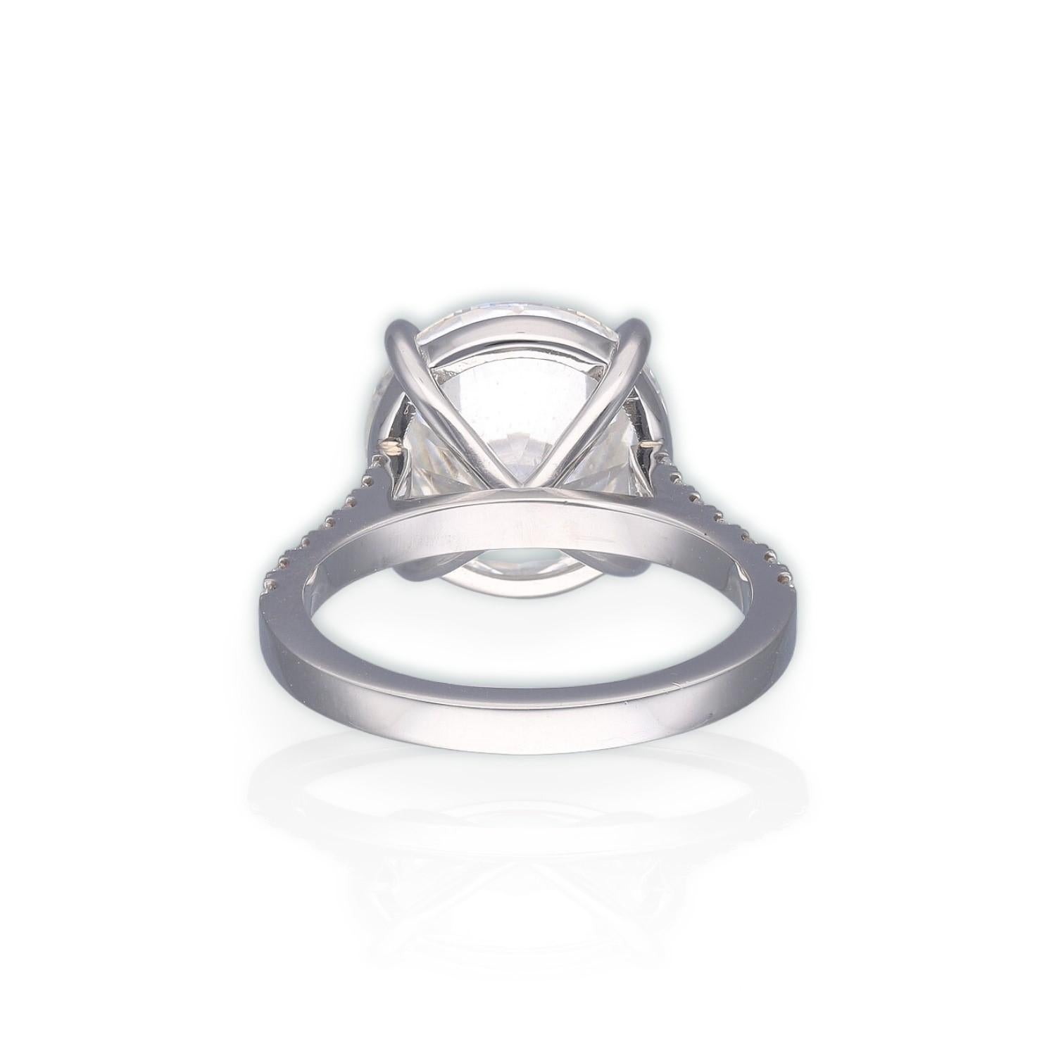 Contemporary Solitare Round Diamond ring 7ct IGI certified For Sale