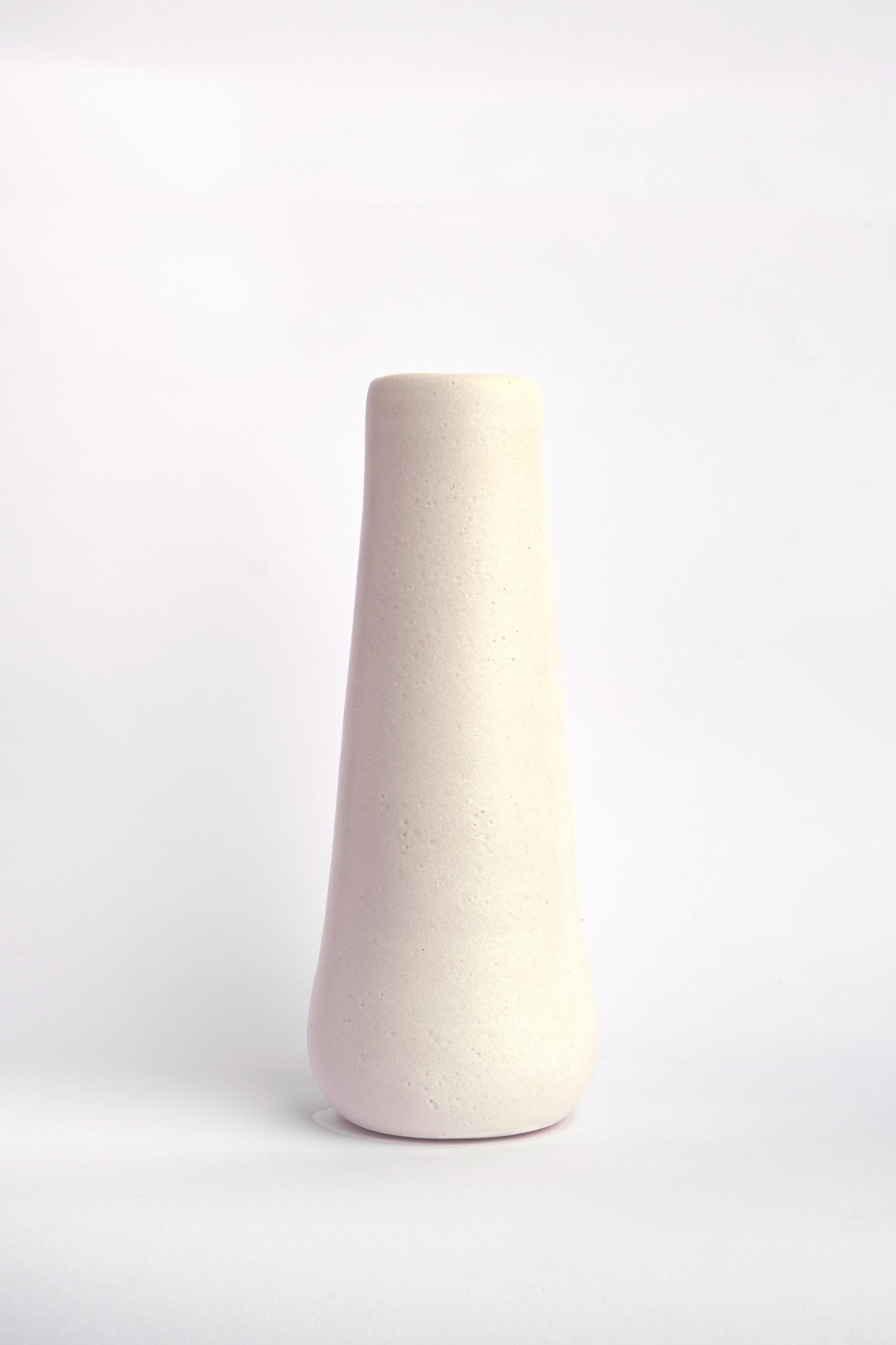 Solitario II Vase by Camila Apaez
Materials: Ceramic
Dimensions: 10 x H 25 cm
Options: White Bone, Chocolate, Charcoal black, Natural, Barro tostado.

Additional pictures are just references for other color possibilities: White bone, Chocolate,