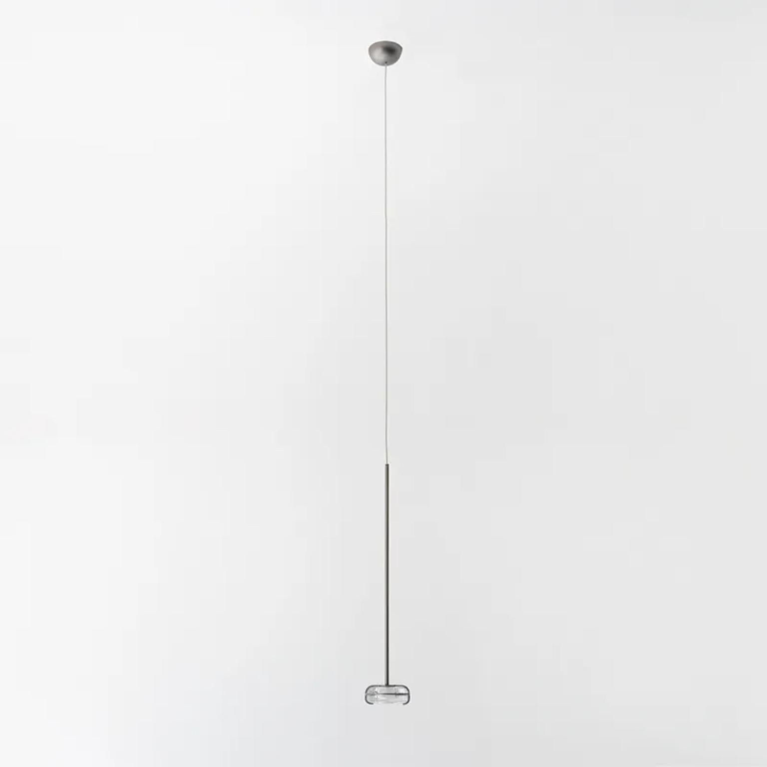 Lampada a sospensione Solitário di WJ Luminaire
Dimensioni: Ø 7 x H. 38 cm. 
Materiali: Alluminio e cristallo.

Disponibile in diverse opzioni di colore dell'alluminio. La lunghezza del cavo è di 500 cm. Contattateci.

Tutte le nostre lampade