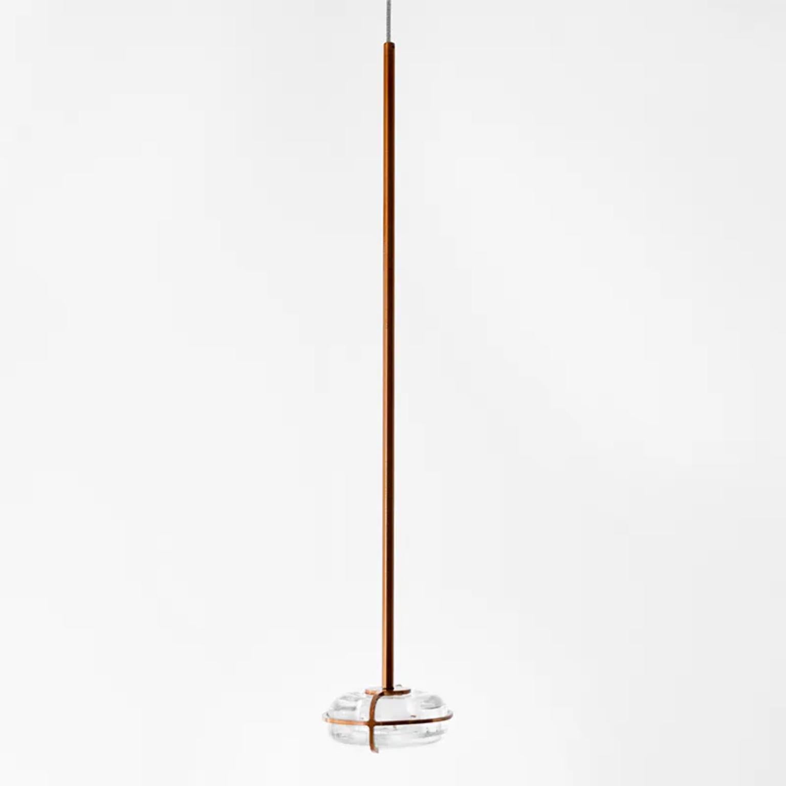 Lampada a sospensione Solitário di WJ Luminaire
Dimensioni: Ø 7 x H. 38 cm. 
Materiali: Alluminio e cristallo.

Disponibile in diverse opzioni di colore dell'alluminio. La lunghezza del cavo è di 500 cm. Contattateci.

Tutte le nostre lampade