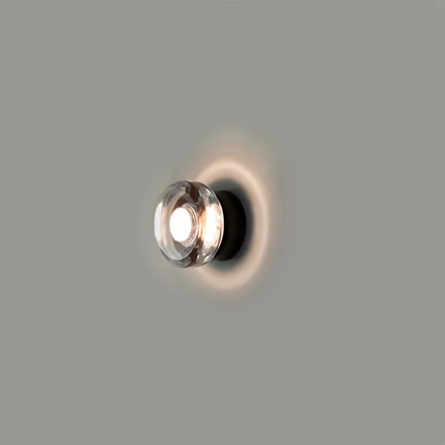 Lampada da parete Solitário di WJ Luminaire
Dimensioni: P 3 x L 7 x H 7 cm. 
Materiali: Alluminio e cristallo.

Disponibile in diverse opzioni di colore dell'alluminio. Contattateci.

Tutte le nostre lampade possono essere cablate a seconda del