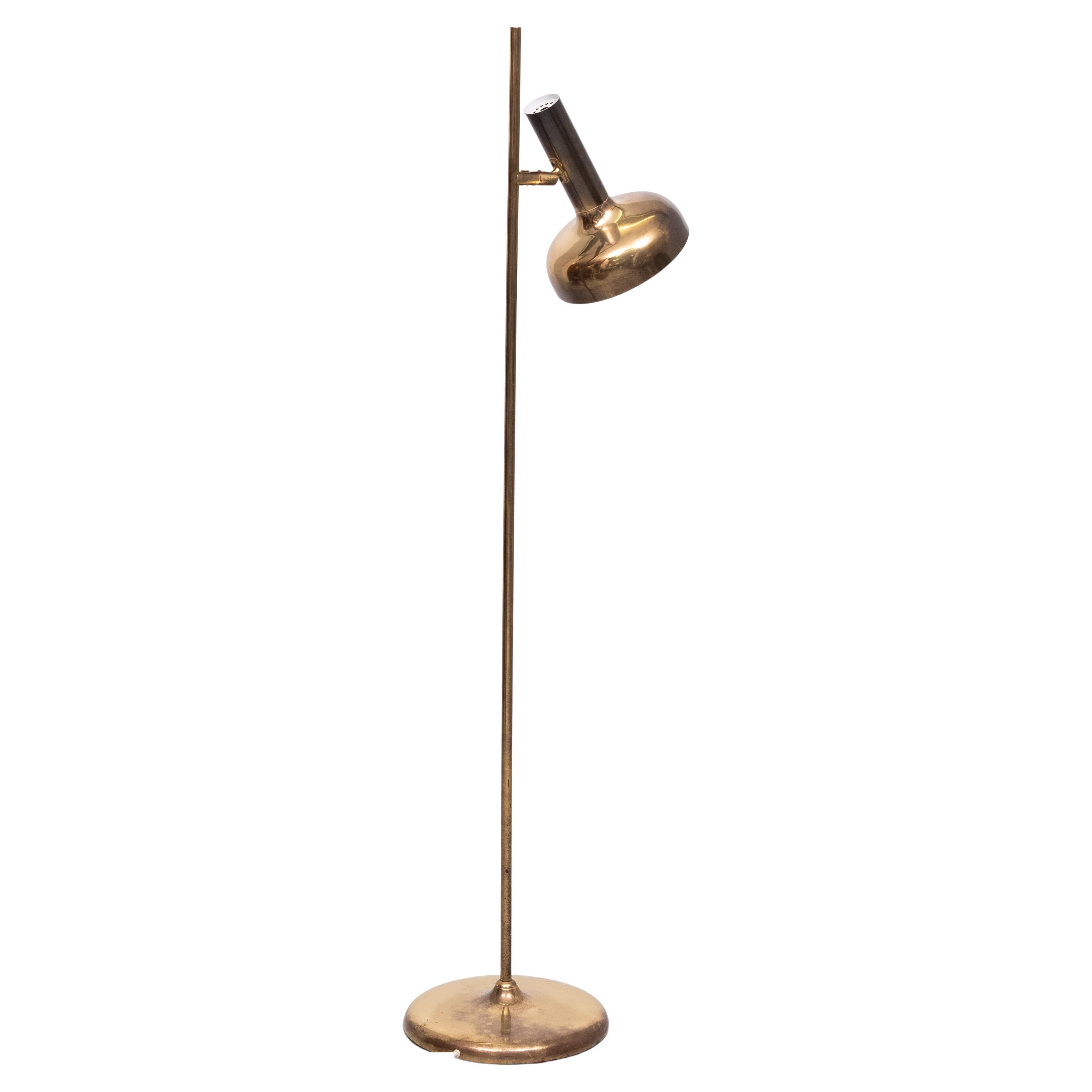 Questa lampada da terra in ottone di Solken Leuchten è davvero fantastica.  Germania 1970 .
Base a forma di tulipano. Grande punto mobile . Smalto bianco all'interno.
Il colore e la patina rendono questa lampada unica. una grande lampadina E27