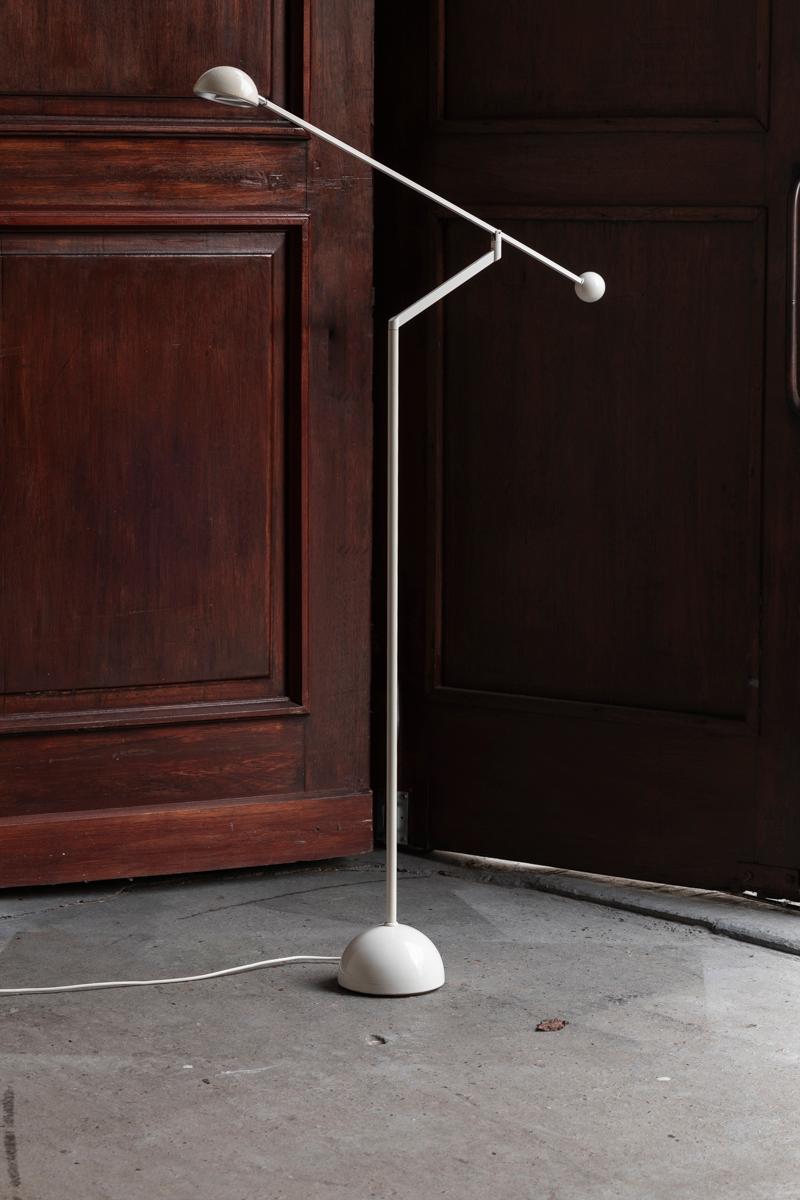 Counter balance floor lamp by Sölken Leuchten, designed and produced in Germany in the 1970’s. This lamp is height adjustable and, thanks to the counterbalance system, can be positioned in all directions. It swivels on both joints, which increases
