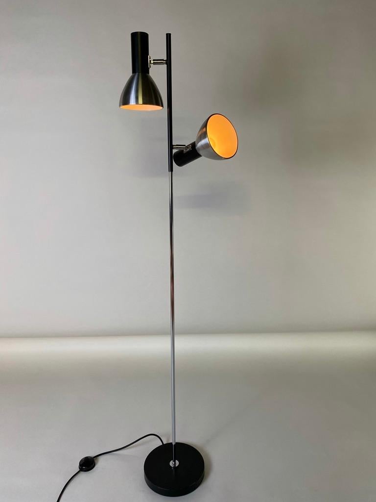Solken LeuchtenI floor lamp from the 1960s. The lamp features a chrome stern and black/aluminum spots. Round black painted metal base with a chrome ring on top. Cast iron counterweight inside the base. Chrome OMI knee joints. Bakelite E27 sockets.