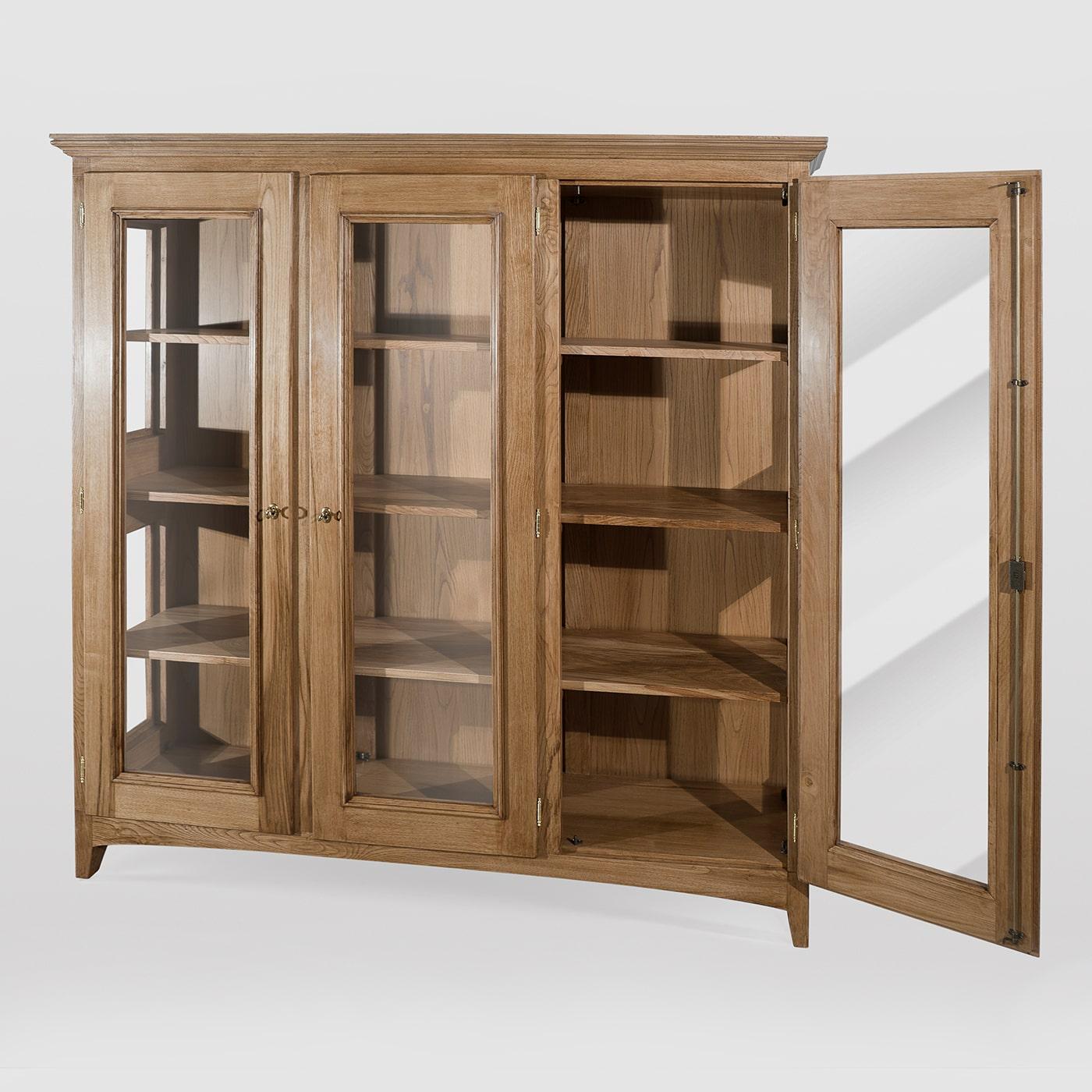 This gorgeous bookcase will imbue any decor style with utmost refinement and a timeless allure. Boasting three glass doors and three wooden shelves, it is entirely handcrafted of chestnut wood. Showcasing precious and sturdy frames, it is lacquered