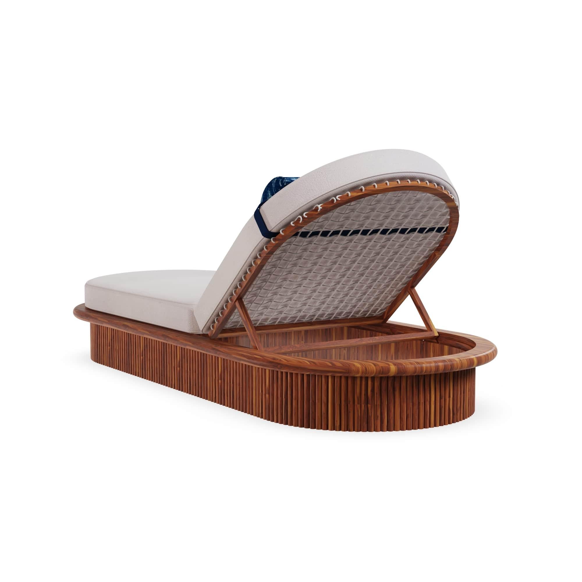 La Tumbona Sóller, creada en colaboración con Mediterrazza, es una pieza de mobiliario de lujo para exteriores. Hecha a mano en madera de iroko para una durabilidad duradera y una elegancia natural, presenta una base acanalada que realza su carácter