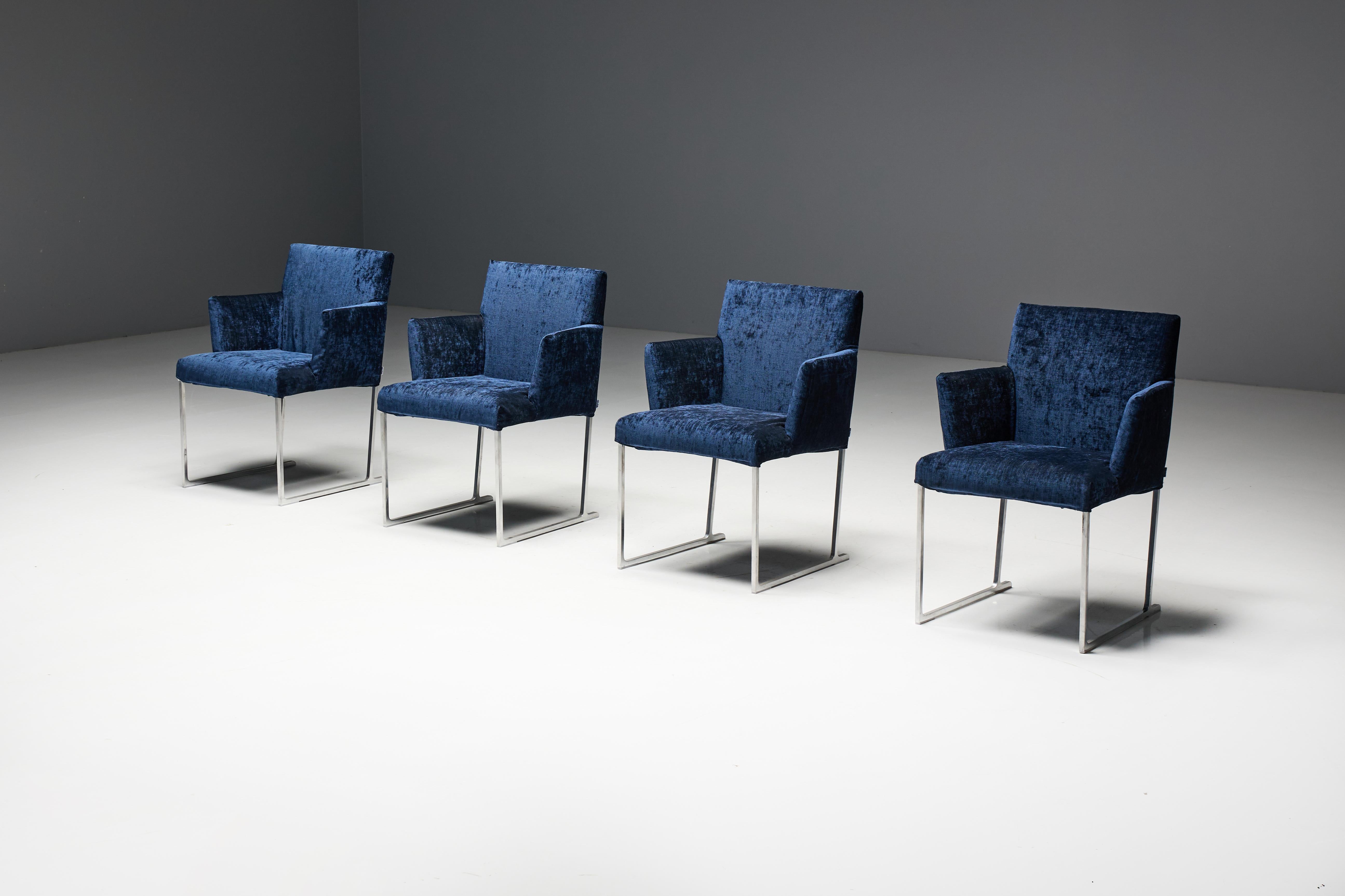 Sillones Solo de Antonio Citterio en lujoso terciopelo azul oscuro para B&B Italia. Fabricados bajo la apreciada marca B&B Italia, estos sillones prístinos redefinen el concepto de asiento contemporáneo con sus características distintivas. Se