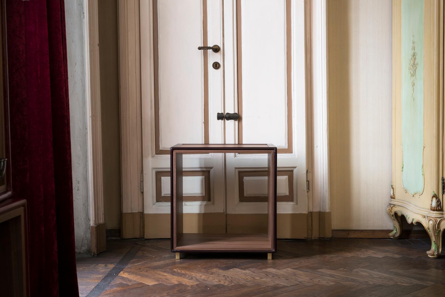 Solo, Contemporary Side Table in Leather and Canaletto Walnut with Brass Legs In New Condition For Sale In Tradate, IT
