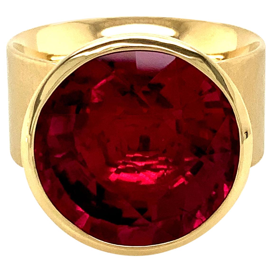 Georg Spreng - Solo Ring 18 Karat Yellow Gold natural red pink round Rubelite For Sale