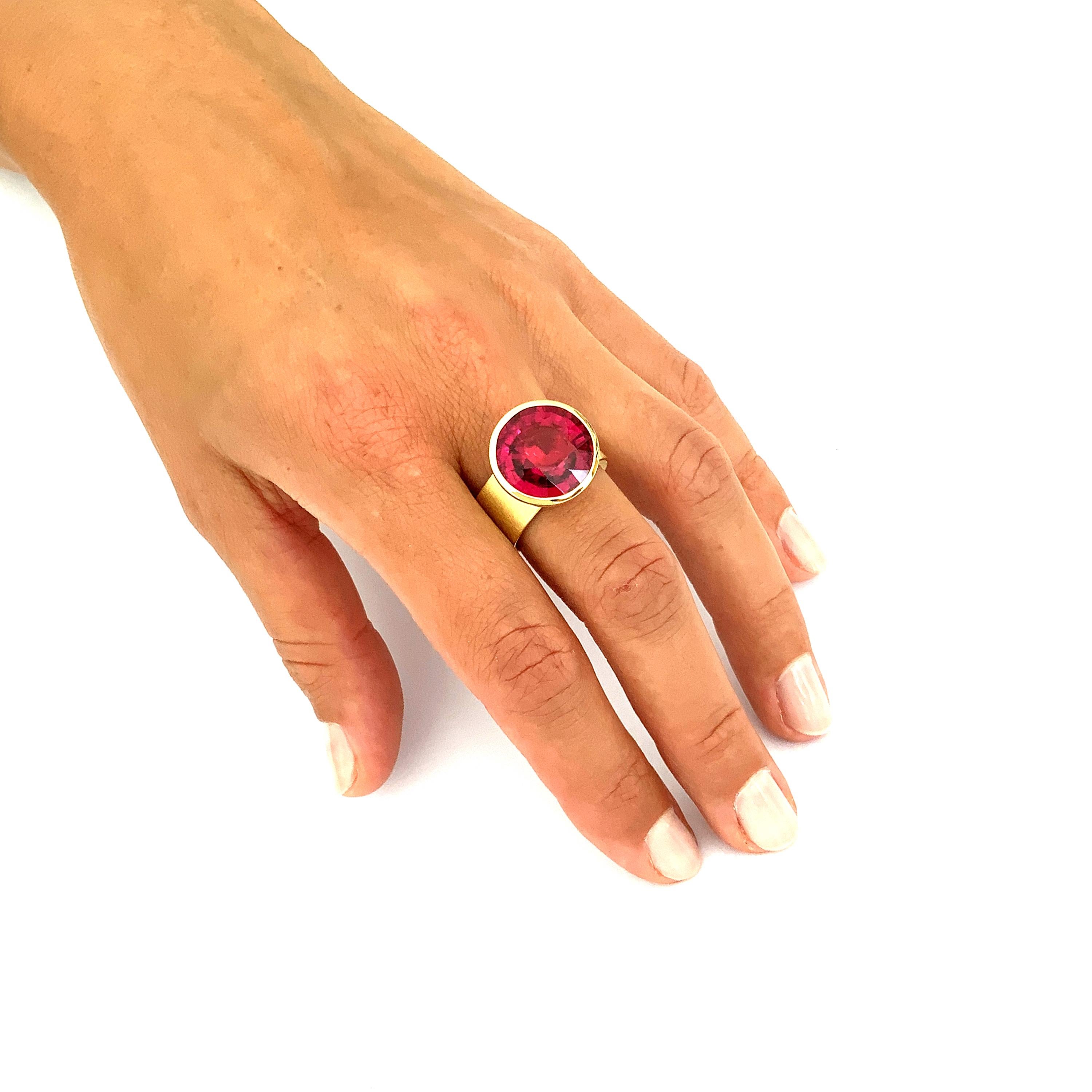 Georg Spreng - Solo Ring 18 Karat Yellow Gold natural red pink round Rubelite In New Condition For Sale In Waldstetten, DE