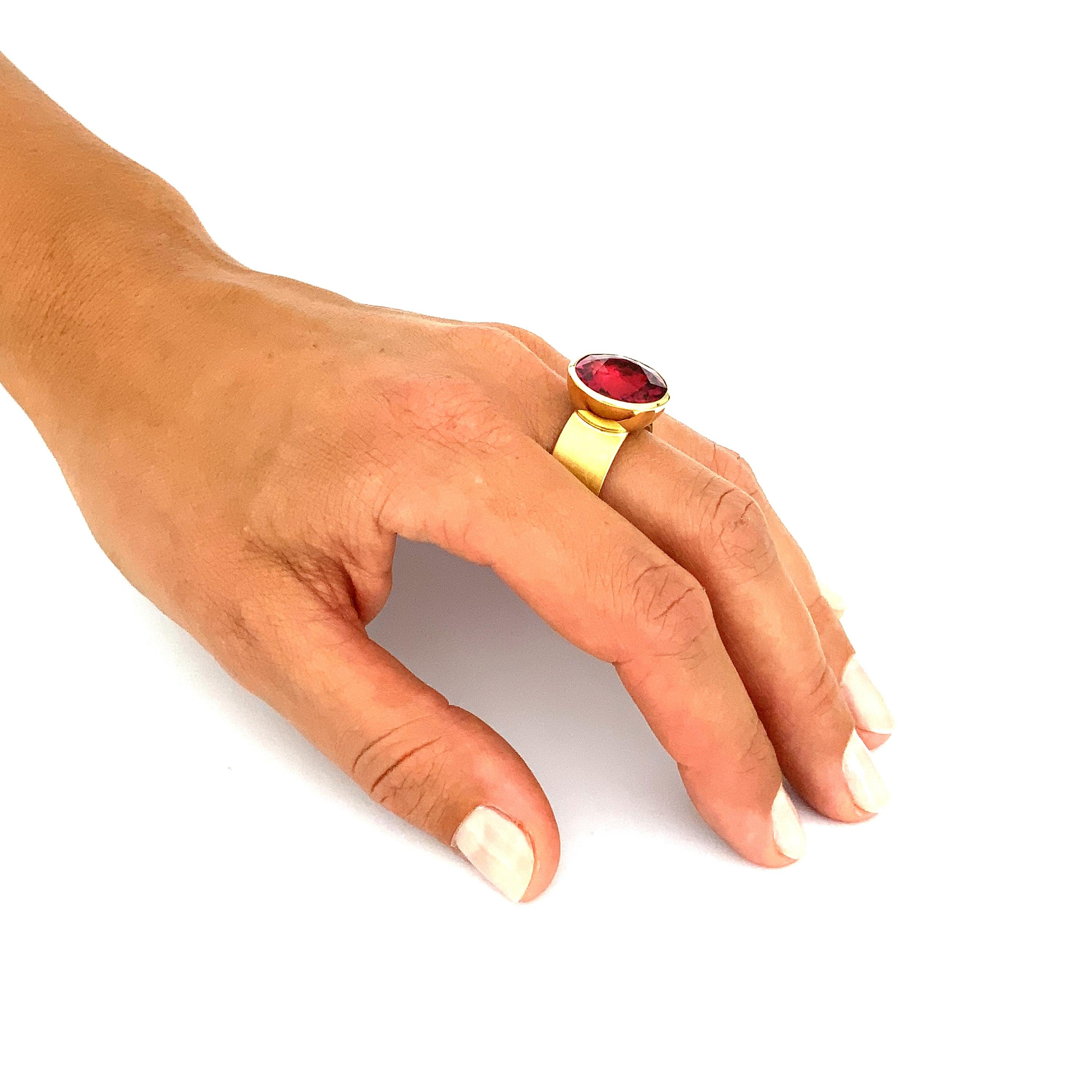 Women's or Men's Georg Spreng - Solo Ring 18 Karat Yellow Gold natural red pink round Rubelite For Sale