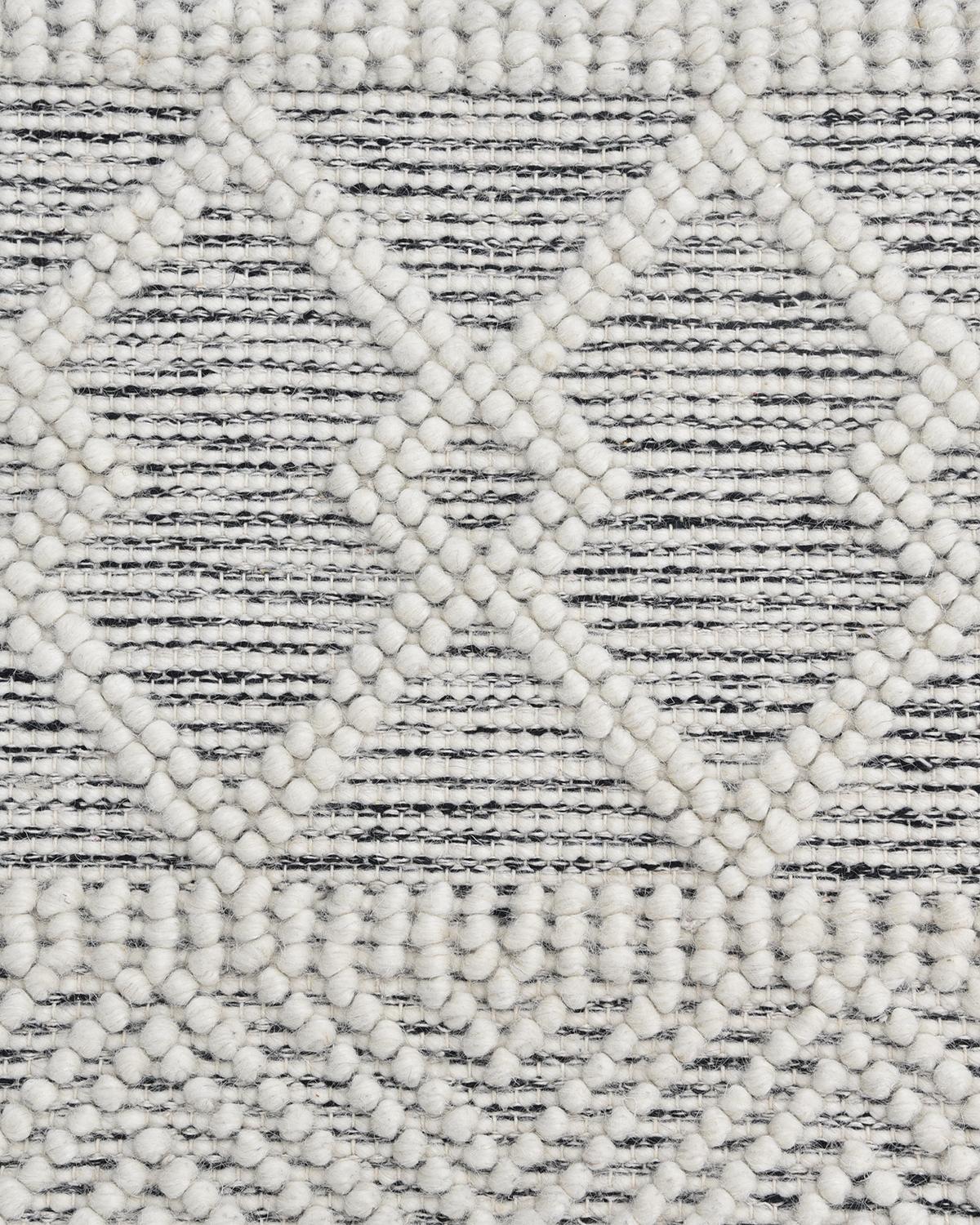 Durables et à faible intensité, les tapis à tissage plat sont particulièrement populaires pour les pièces à haut volume et dans les foyers avec des enfants et des animaux de compagnie. Les tapis tissés à la main de la collection Flatweave sont à la
