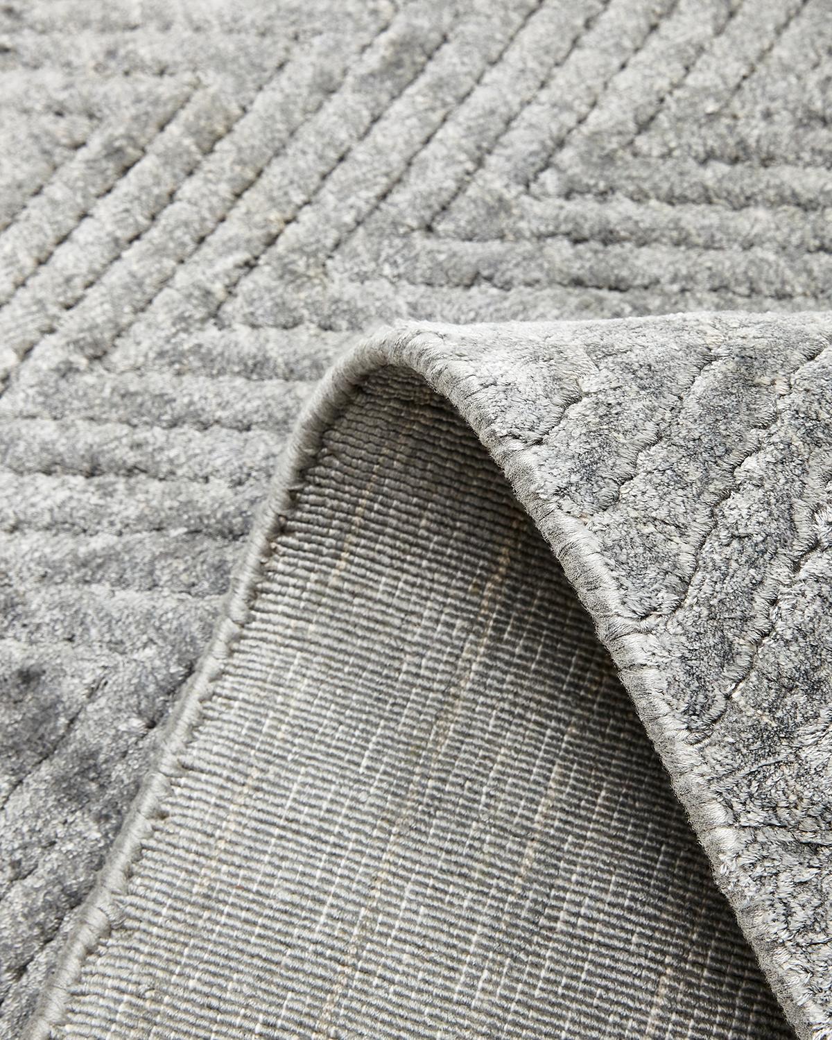 Einzel Solo Teppiche Chevelle Zeitgenössischer Chevron handgefertigter Teppich Grau im Zustand „Neu“ im Angebot in Norwalk, CT