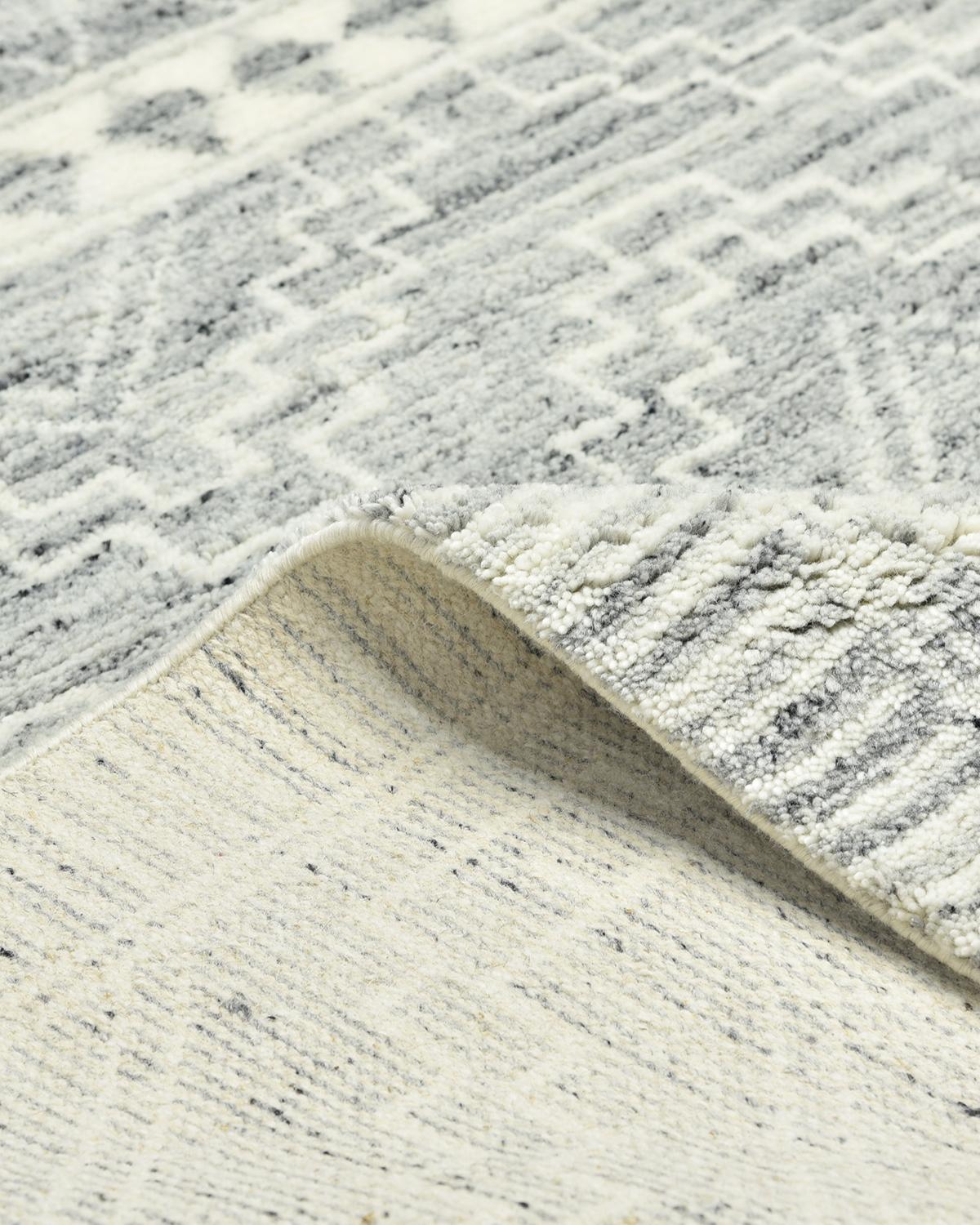 Ellery Böhmischer marokkanischer handgefertigter Teppich in Hellgrau im Zustand „Neu“ im Angebot in Norwalk, CT