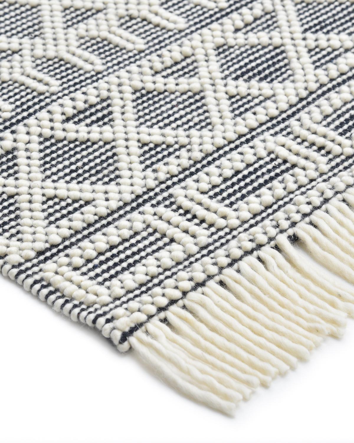 Langlebige und pflegeleichte Flachgewebeteppiche sind besonders beliebt in stark frequentierten ROOMS und in Haushalten mit Kindern und Haustieren. Die handgewebten Teppiche der Flatweave Collection'S sind nicht nur schön, sondern auch praktisch.