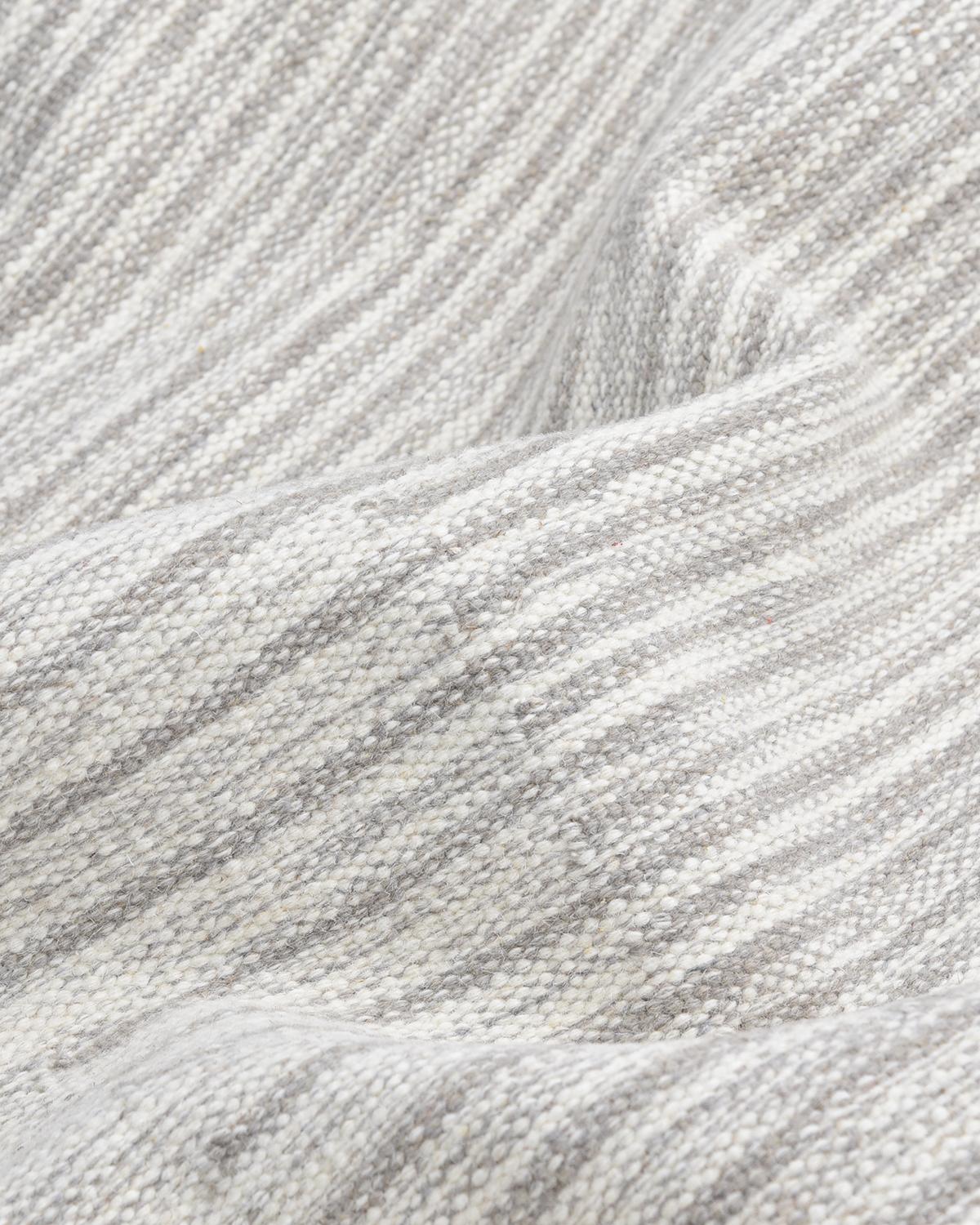 Solo Rugs Flachgewebe gestreift Hand gewebt hellgrau 5 x 8 Bereich Teppich (Baumwolle) im Angebot