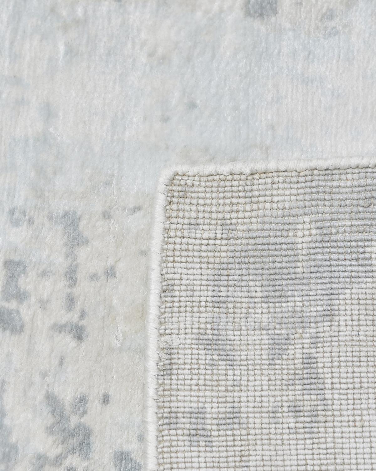 Einzel Solo Teppiche Hagues Zeitgenössischer abstrakter handgefertigter Teppich Elfenbein (Indisch) im Angebot