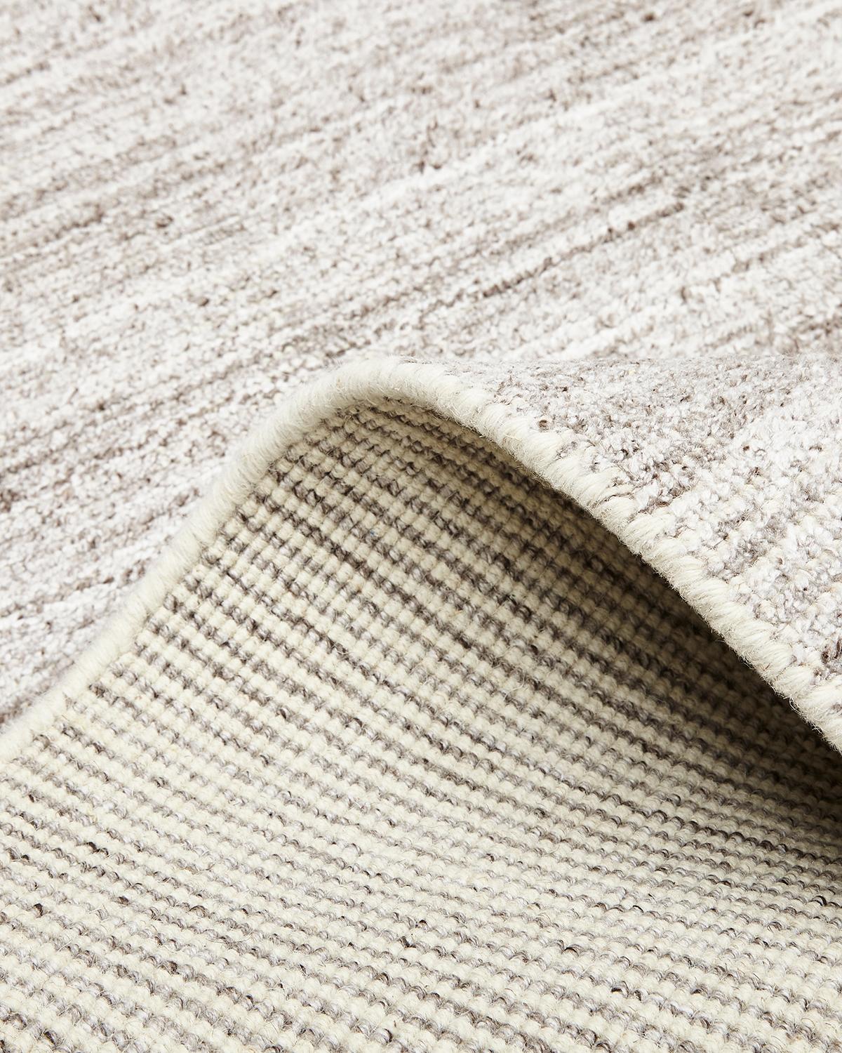 Einzelne Solo-Teppiche Halsey Zeitgenössischer gestreifter, handgefertigter Teppich in Beige im Zustand „Neu“ im Angebot in Norwalk, CT