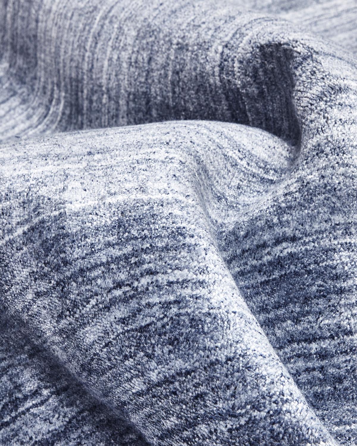 Solo Teppiche Harbor Zeitgenössischer massiver handgefertigter Teppich Blau (Indisch) im Angebot