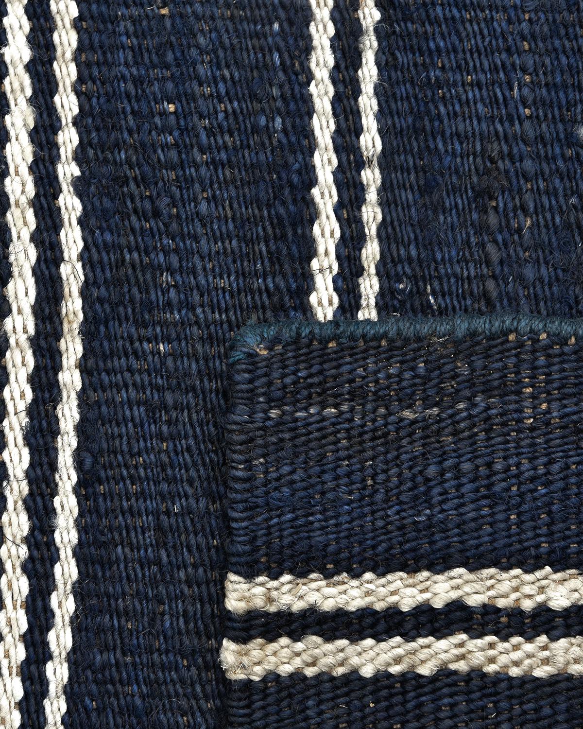 Einzel Solo Teppiche Lilly Zeitgenössischer gestreifter handgefertigter Teppich in Blau (Indisch) im Angebot