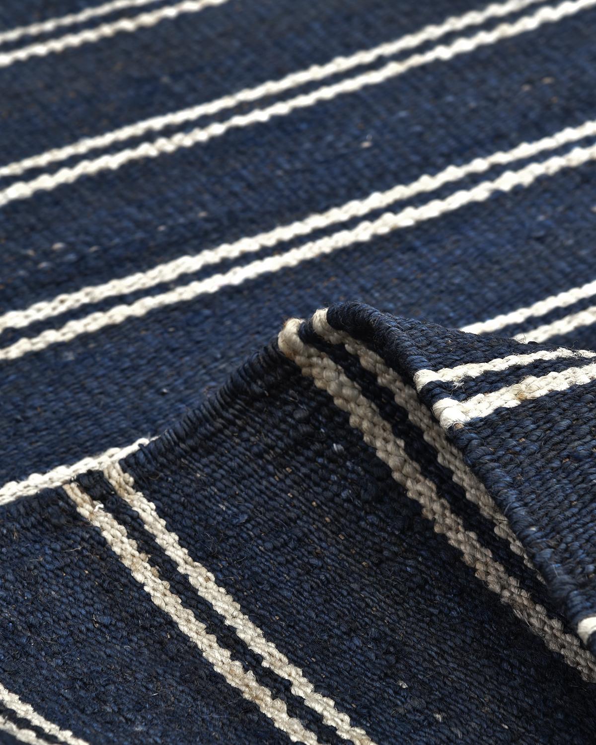 Einzel Solo Teppiche Lilly Zeitgenössischer gestreifter handgefertigter Teppich in Blau im Zustand „Neu“ im Angebot in Norwalk, CT