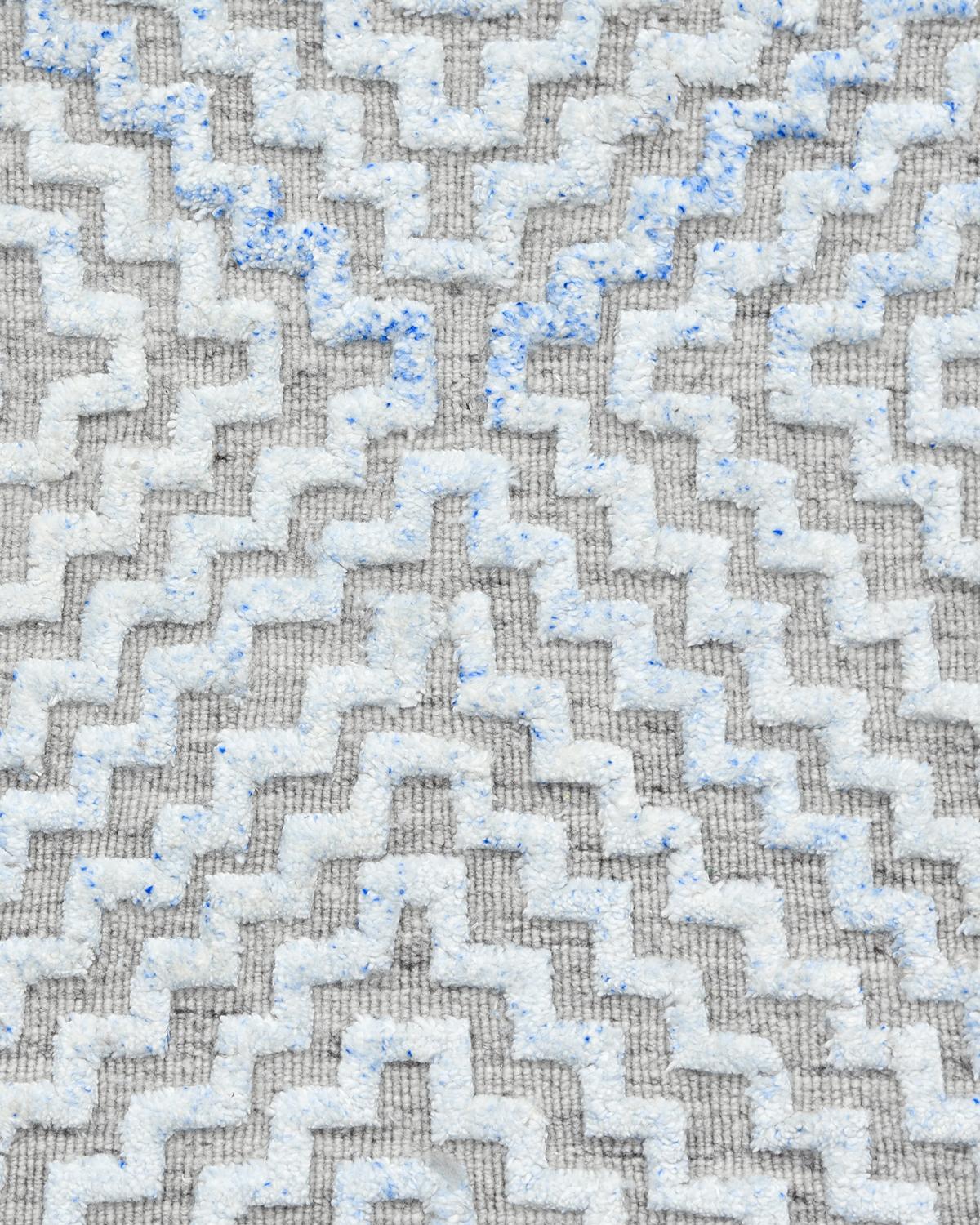 Einzel Solo Teppiche Linda Zeitgenössischer geometrischer handgefertigter Teppich in Grau (Moderne) im Angebot