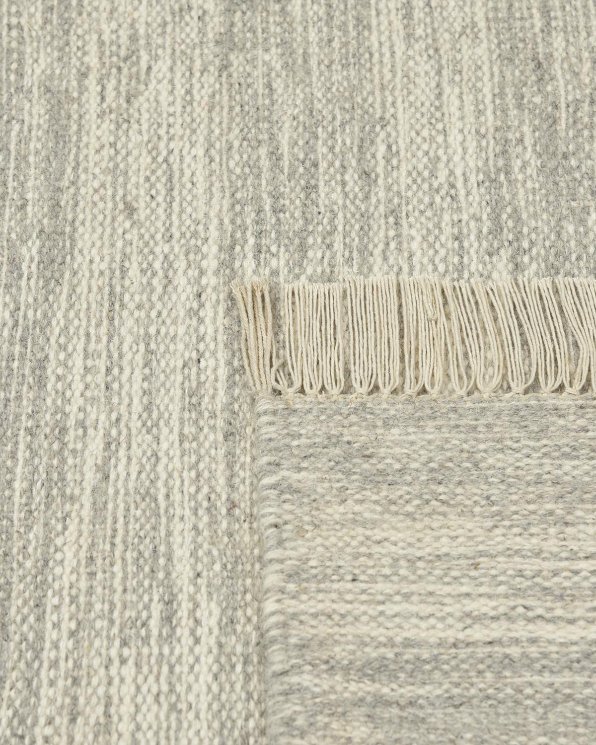 Solo Teppiche Louella Zeitgenössischer gestreifter, handgefertigter Teppich in Grau (Indisch) im Angebot