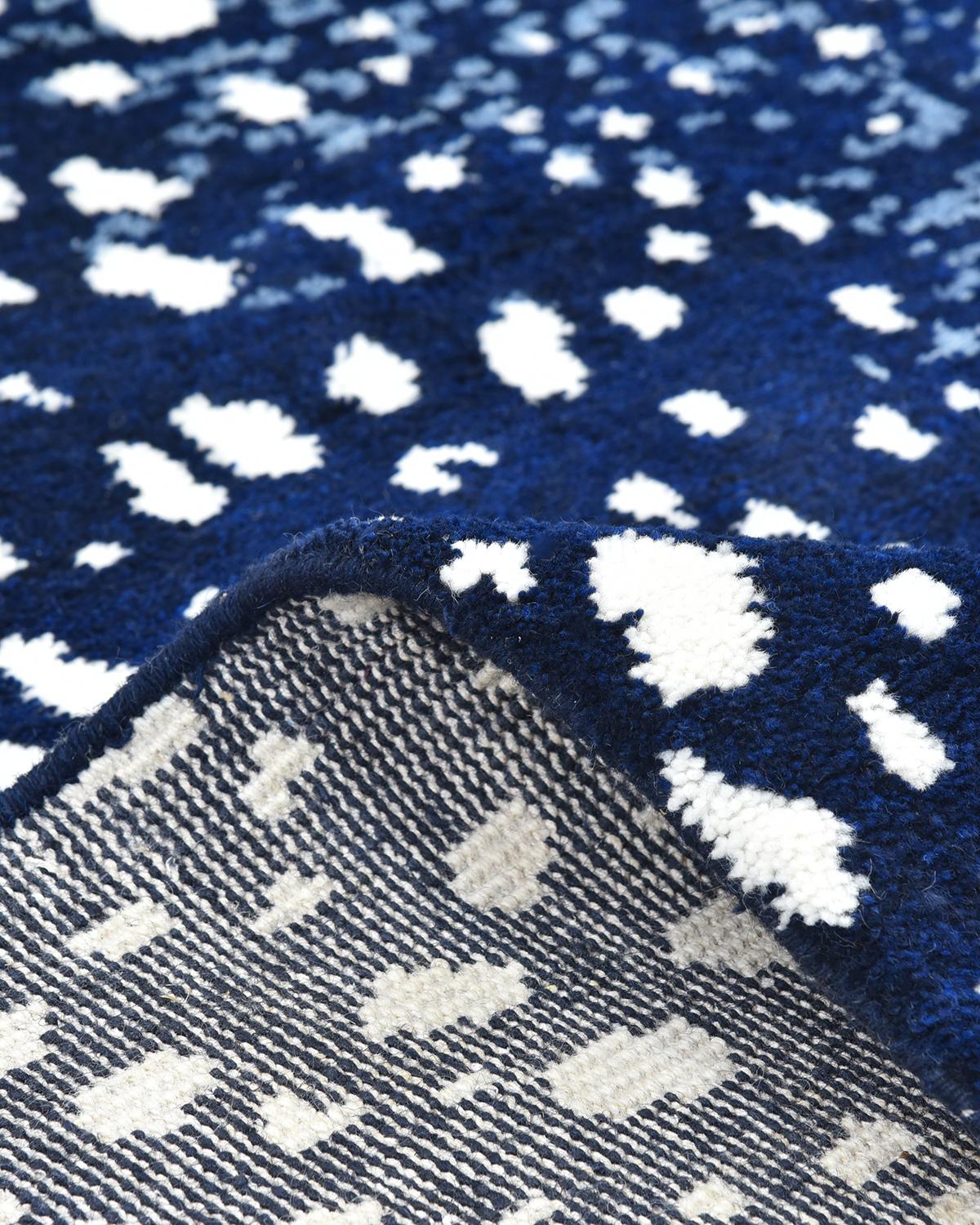 Einzelne Solo-Teppiche Louis Zeitgenössischer handgefertigter Teppich in Blau (Handgeknüpft) im Angebot