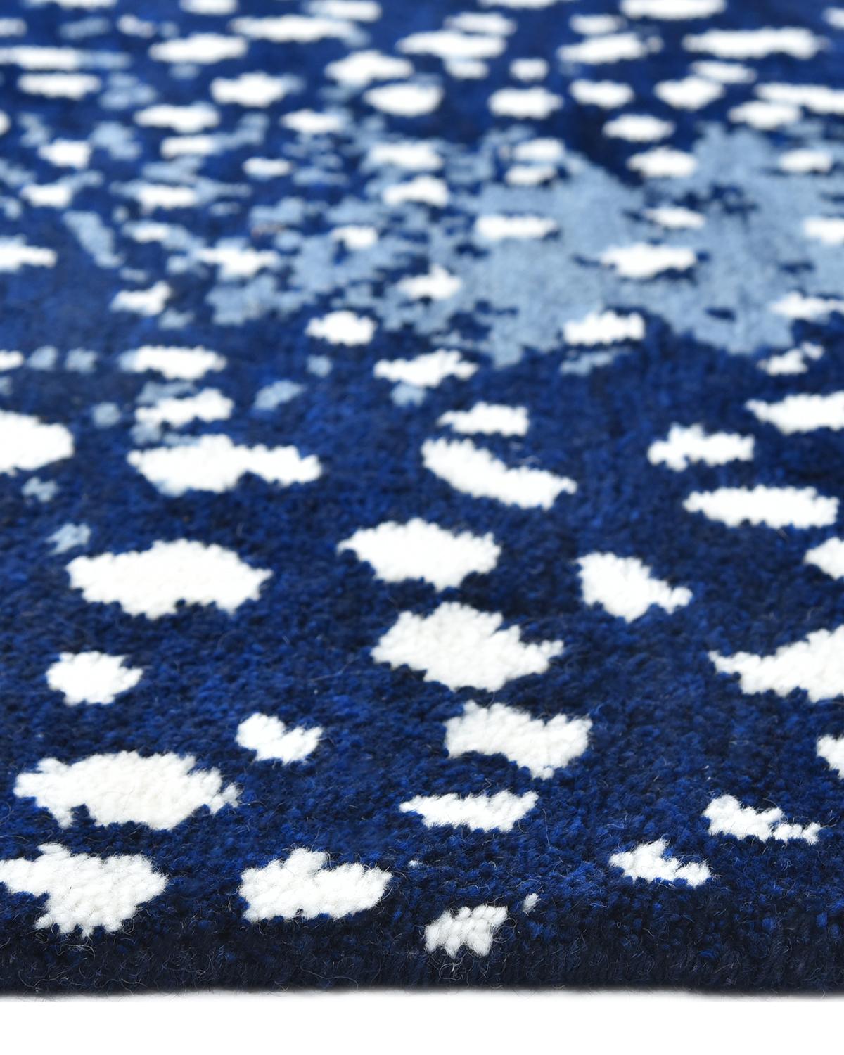 XXIe siècle et contemporain Solo Rugs Modernity Animal Tapis de sol bleu noué à la main en vente