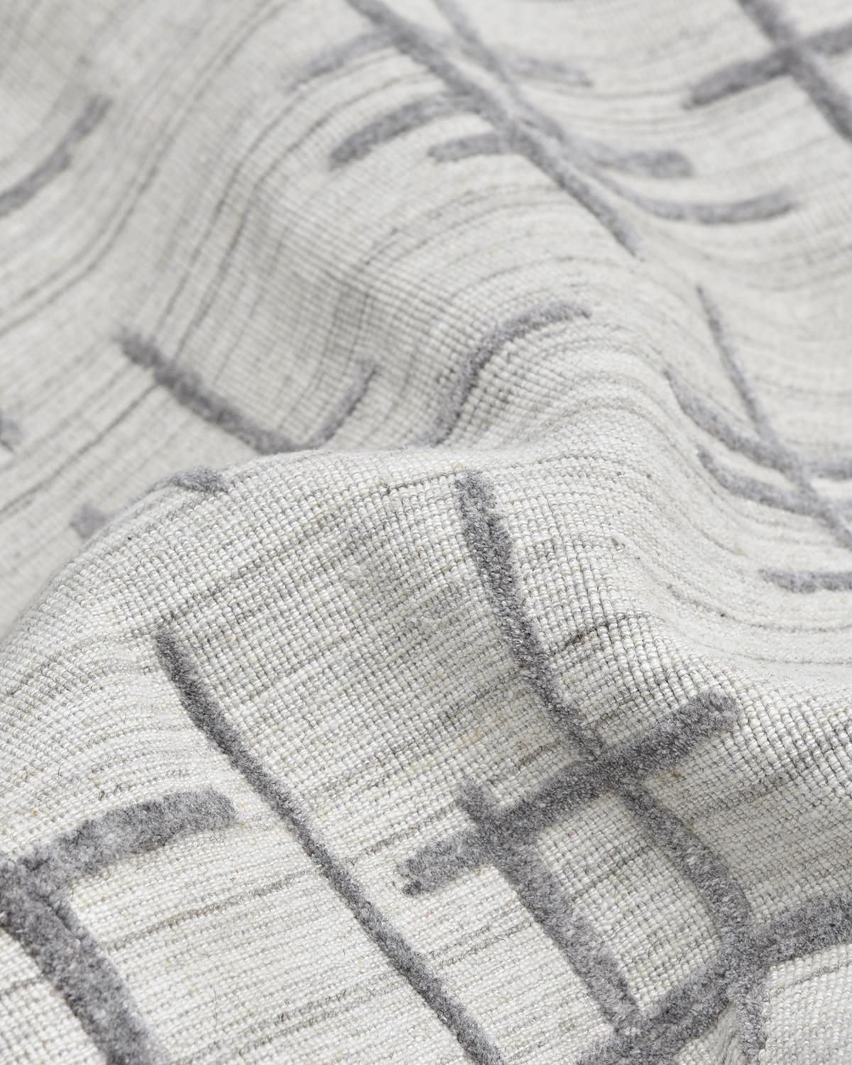 Moderner geometrischer handgewebter Teppich in Hellgrau, 8 x 10 (Baumwolle) im Angebot