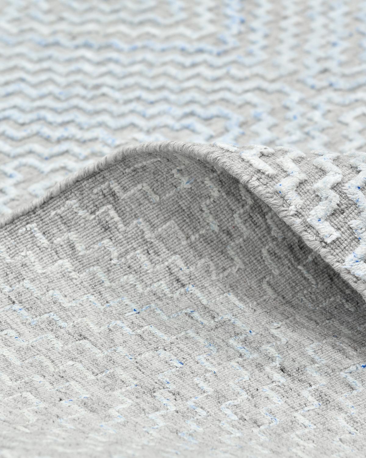 Moderner geometrischer handgefäßer grauer 5 x 8 Teppich im Zustand „Neu“ im Angebot in Norwalk, CT