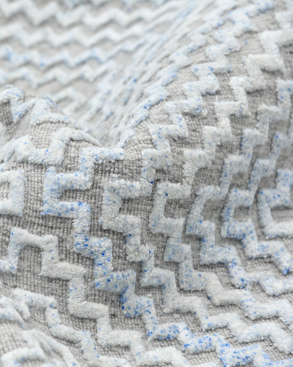 Moderner geometrischer handgefäßer grauer 5 x 8 Teppich (Baumwolle) im Angebot