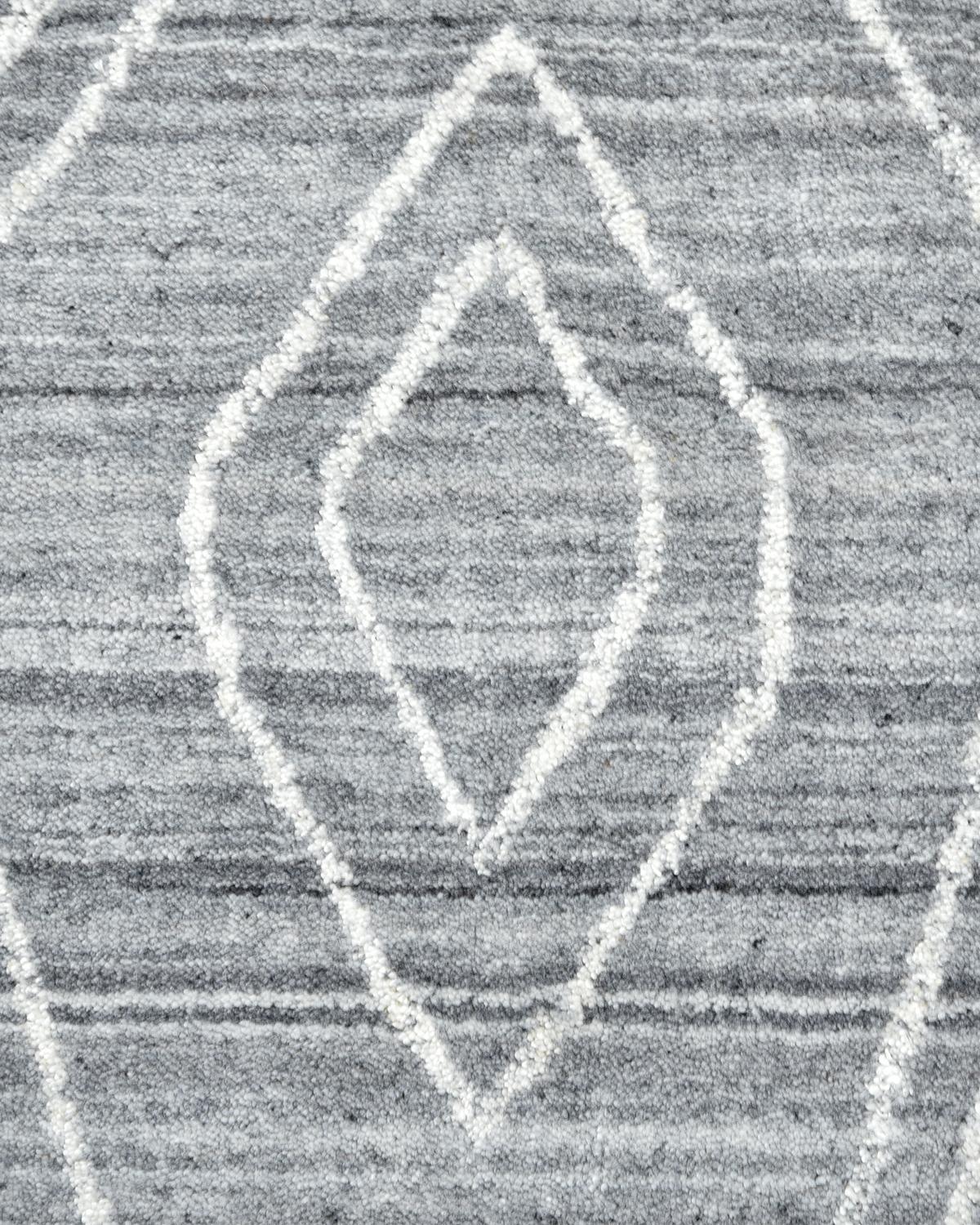 Marokkanischer geometrischer handgefäßer Teppich in Hellgrau 4 x 6 (Indisch) im Angebot