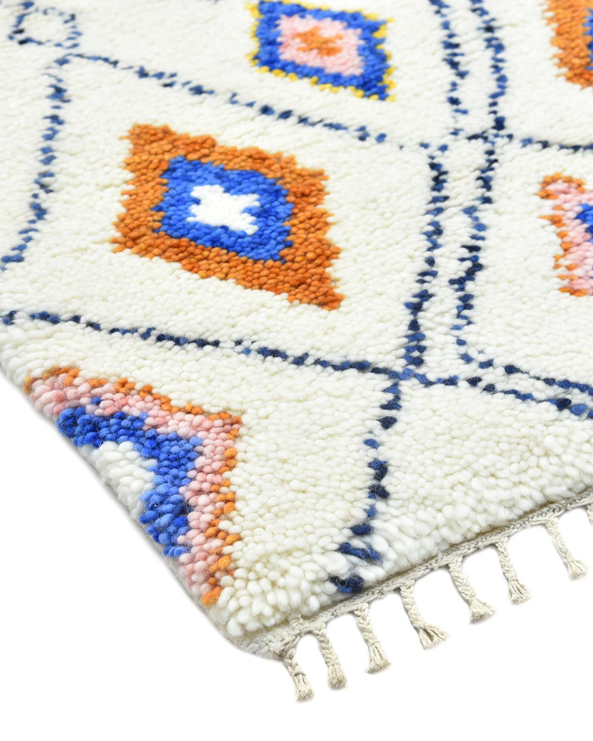 Le patrimoine marocain en matière de fabrication de tapis s'étend des Beni Ourains neutres et moelleux aux kilims légers et colorés. Rendant hommage au savoir-faire traditionnel et aux motifs séculaires, ces tapis fabriqués à la main confèrent un