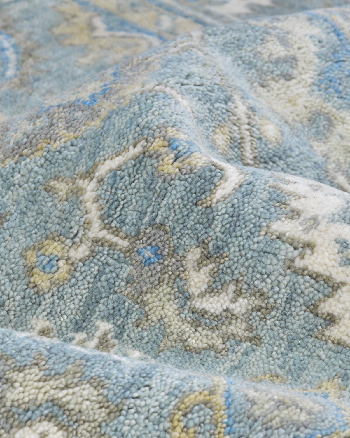 Oushak Blauer, handgeknüpfter, geblümter Teppich 8 x 10 (Baumwolle) im Angebot