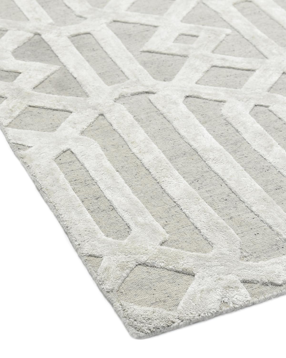 Tendiendo un puente entre lo tradicional y lo moderno, la colección Transicional presenta alfombras que ejemplifican la versatilidad. Incorporan motivos tradicionales y, gracias a los tintes botánicos 100% naturales, colores contemporáneos. Anudadas