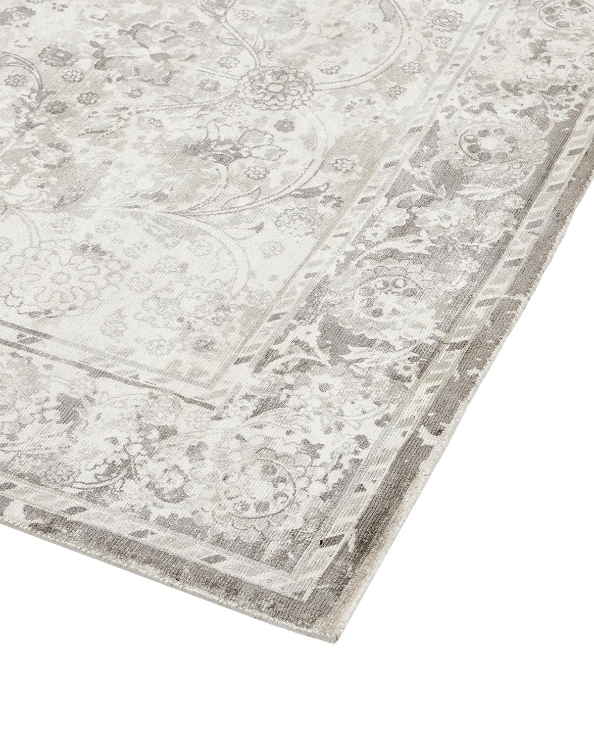 Tendiendo un puente entre lo tradicional y lo moderno, la colección Transicional presenta alfombras que ejemplifican la versatilidad. Incorporan motivos tradicionales y, gracias a los tintes botánicos 100% naturales, colores contemporáneos. Anudadas