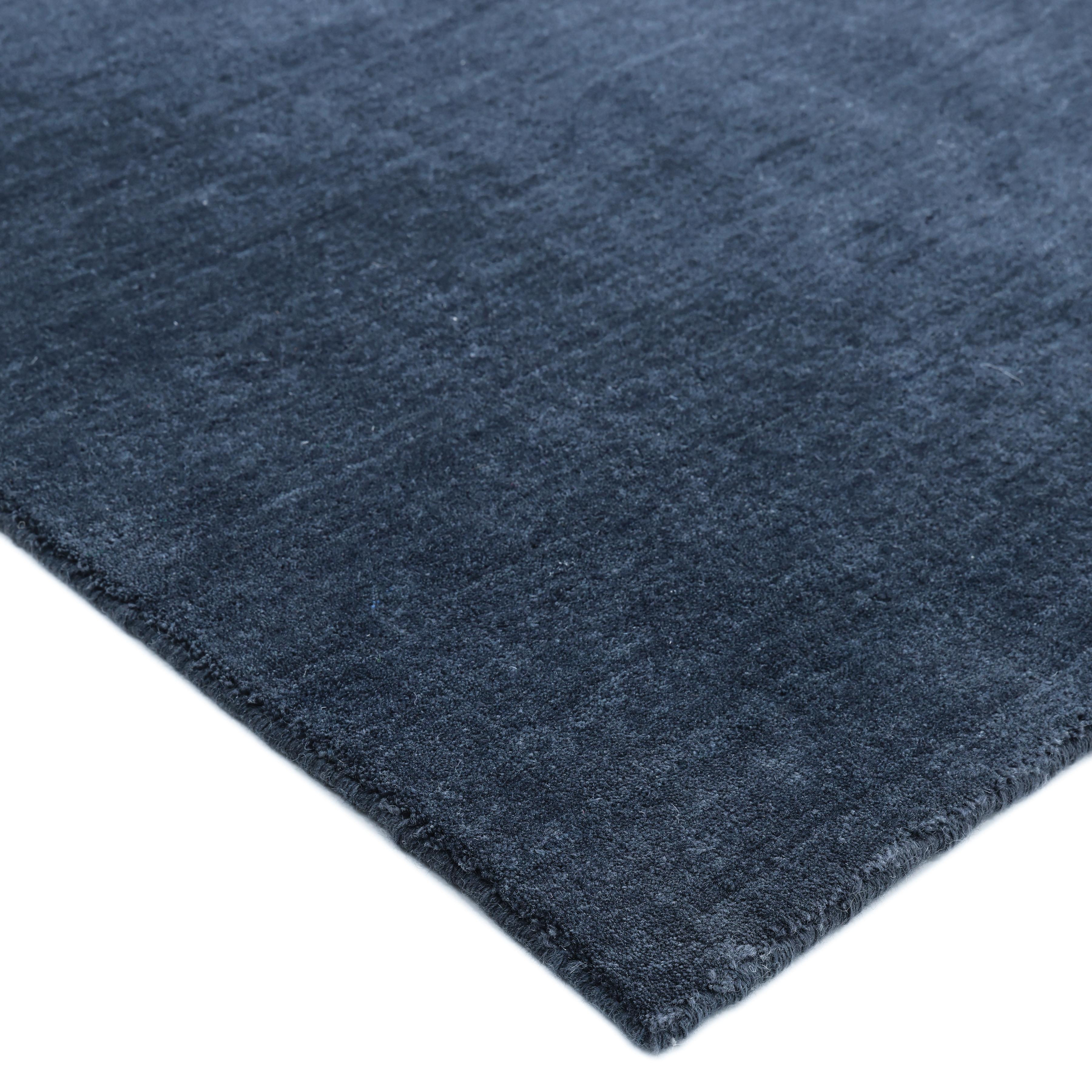 De subtiles rayures ton sur ton confèrent à la collection Solid une profondeur et une sophistication qui lui sont propres. Ces tapis peuvent rassembler les éléments disparates d'une pièce en un ensemble magnifiquement cohérent ; ils peuvent