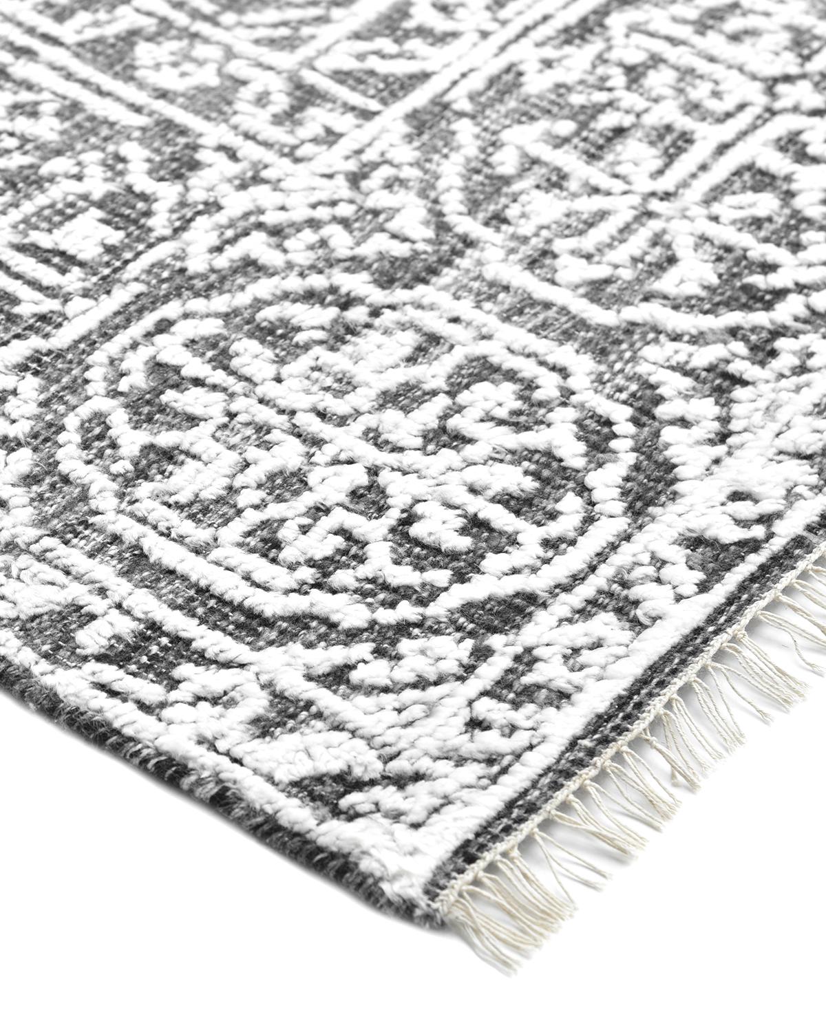 Faisant le lien entre le traditionnel et le moderne, la collection Transitional propose des tapis qui illustrent la polyvalence. Ils intègrent à la fois des motifs traditionnels et des couleurs contemporaines grâce à des teintures botaniques 100 %