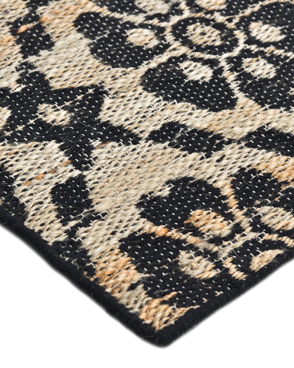 Faisant le lien entre le traditionnel et le moderne, la collection Transitional Jute propose des tapis qui illustrent la polyvalence. Doux sous les pieds grâce à une agréable combinaison de textures, ces tapis d'inspiration vintage confèrent une