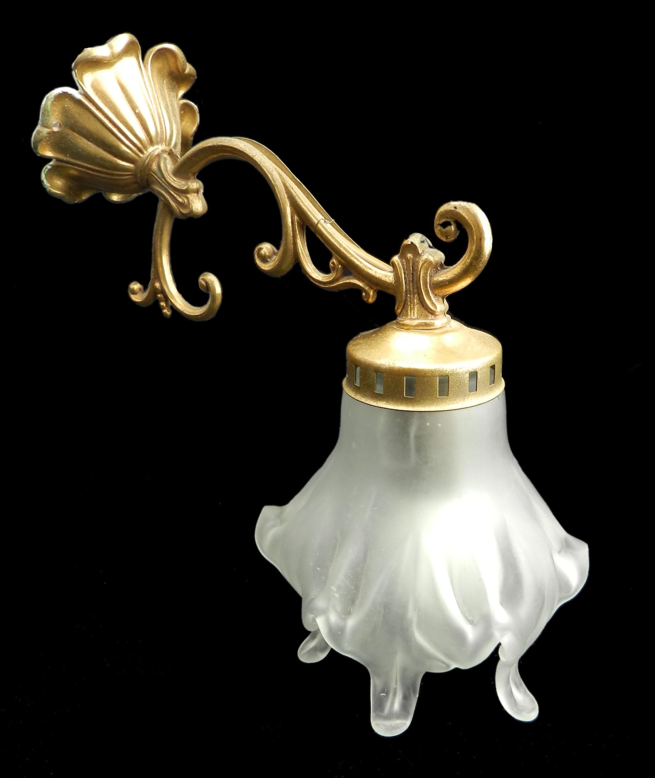 Solo Wandleuchte Louis XV Revival, Mitte des 20. Jahrhunderts
Kleine Leuchte mit gutem Glasschirm mit einem sehr kleinen Fleck auf nicht sehr sichtbar
Das Gerät wird neu verkabelt und nach den Normen der USA oder des Vereinigten Königreichs und